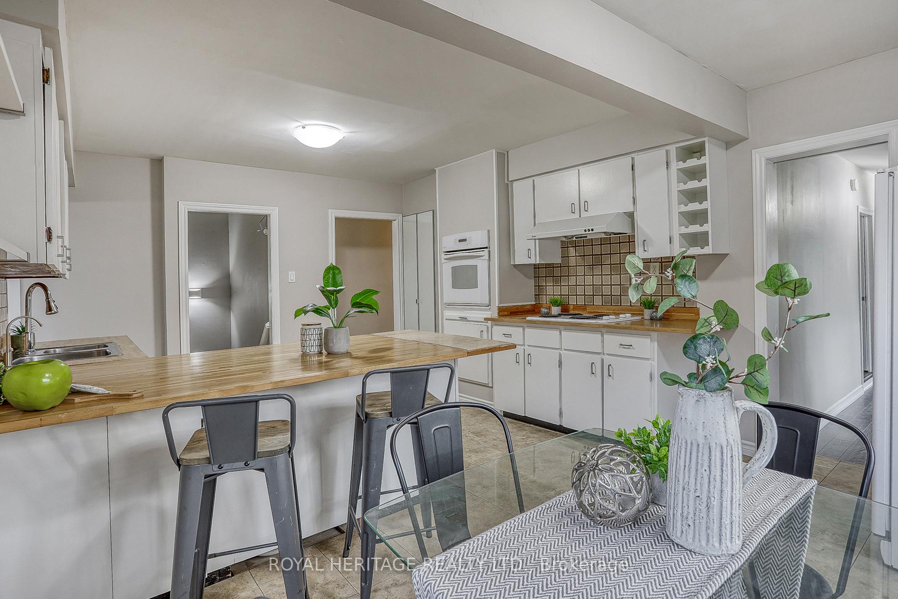 Photo 3 of 206 Craydon Road, Whitby, Downtown Whitby — HOMEH