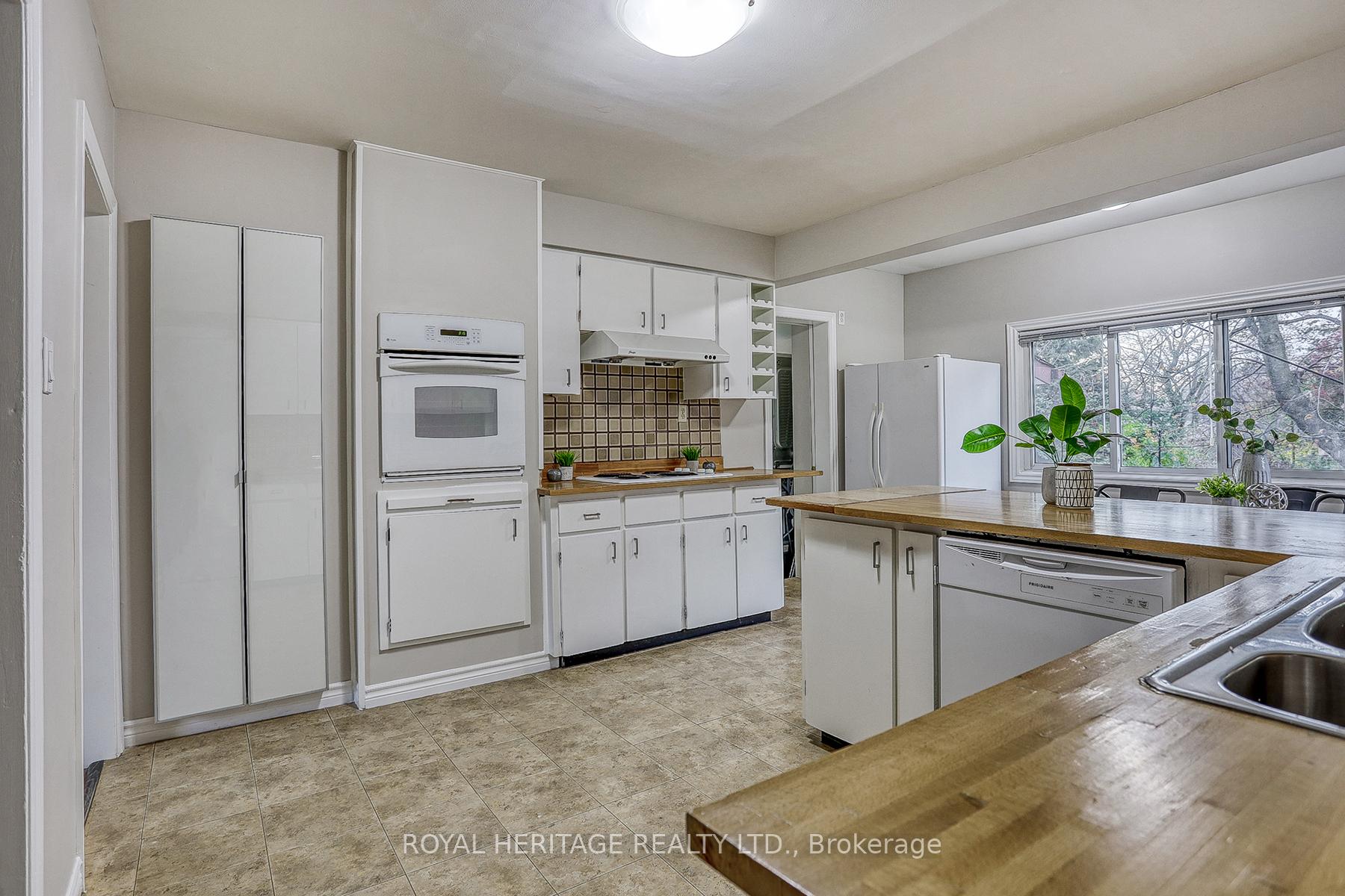 Photo 4 of 206 Craydon Road, Whitby, Downtown Whitby — HOMEH