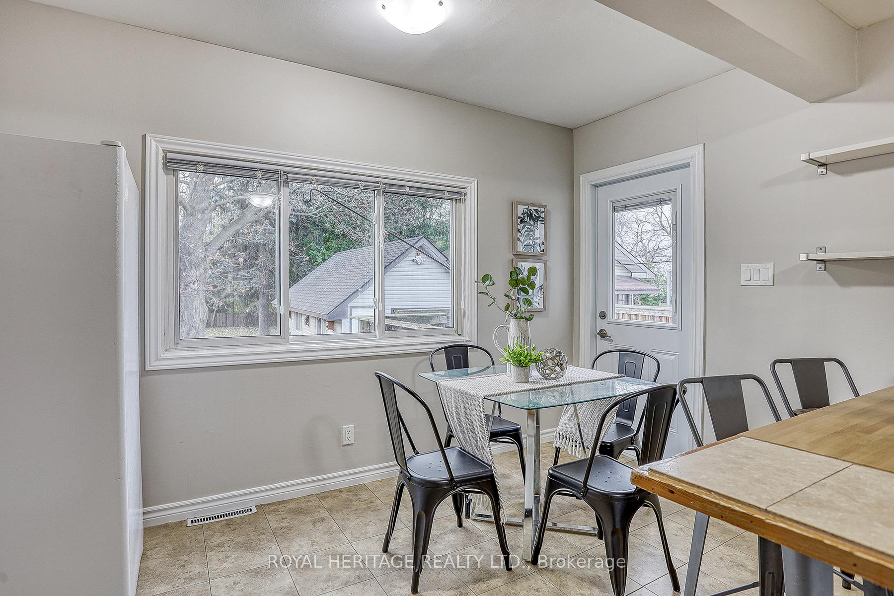 Photo 5 of 206 Craydon Road, Whitby, Downtown Whitby — HOMEH