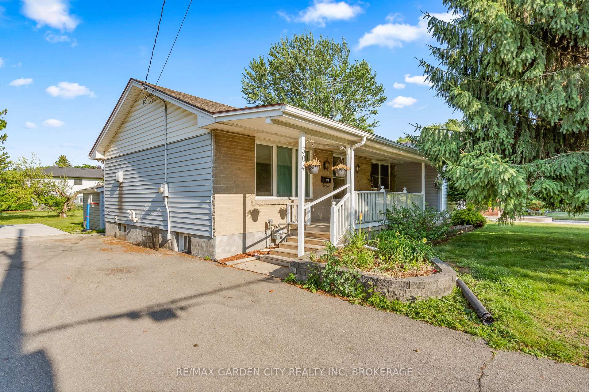 Photo 2 of 304 First Avenue, Welland, N. Welland — HOMEH