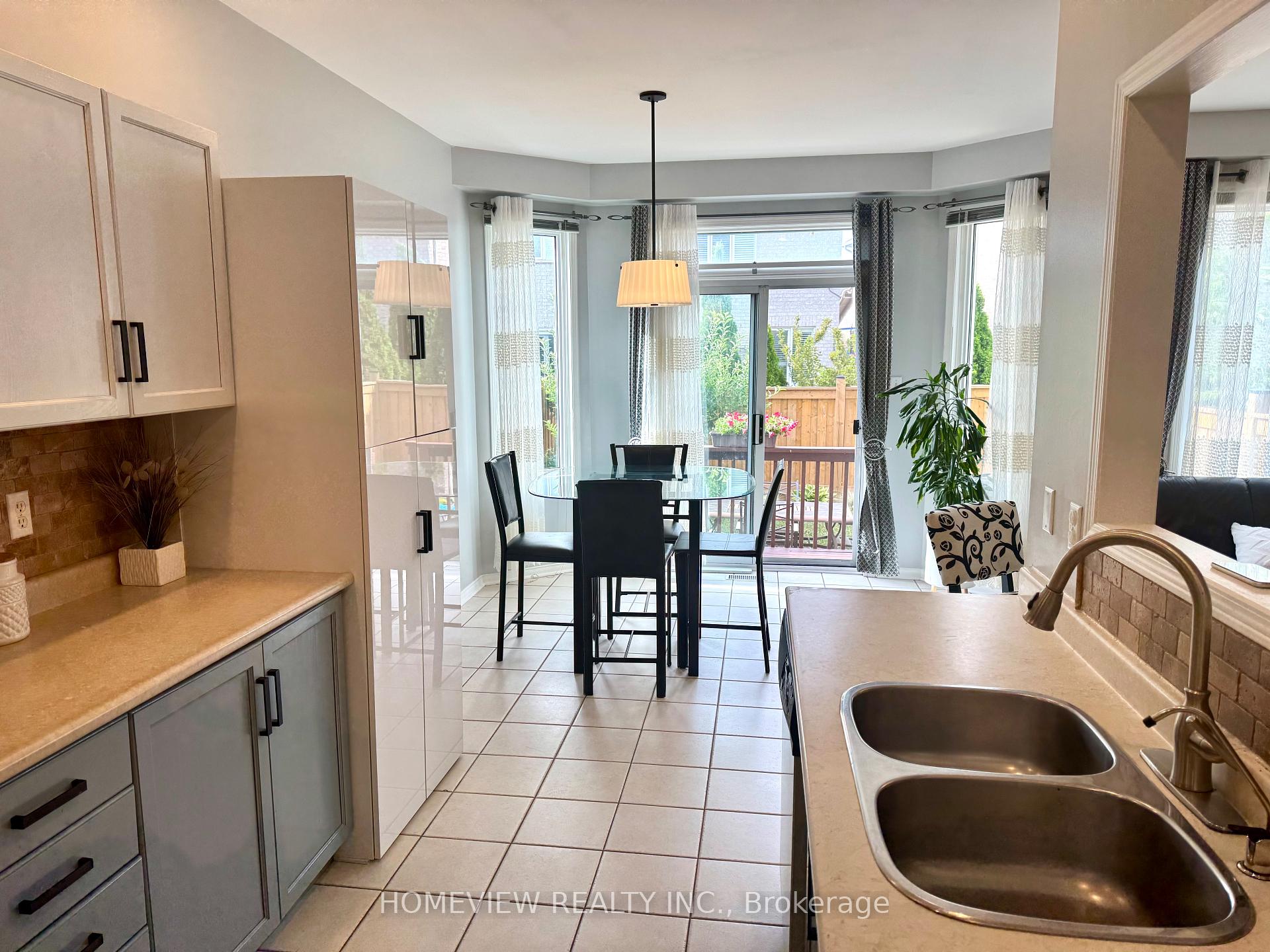 Photo 6 of Unit Upper Section, 18 Blue Willow Drive, Vaughan, East Woodbridge — HOMEH