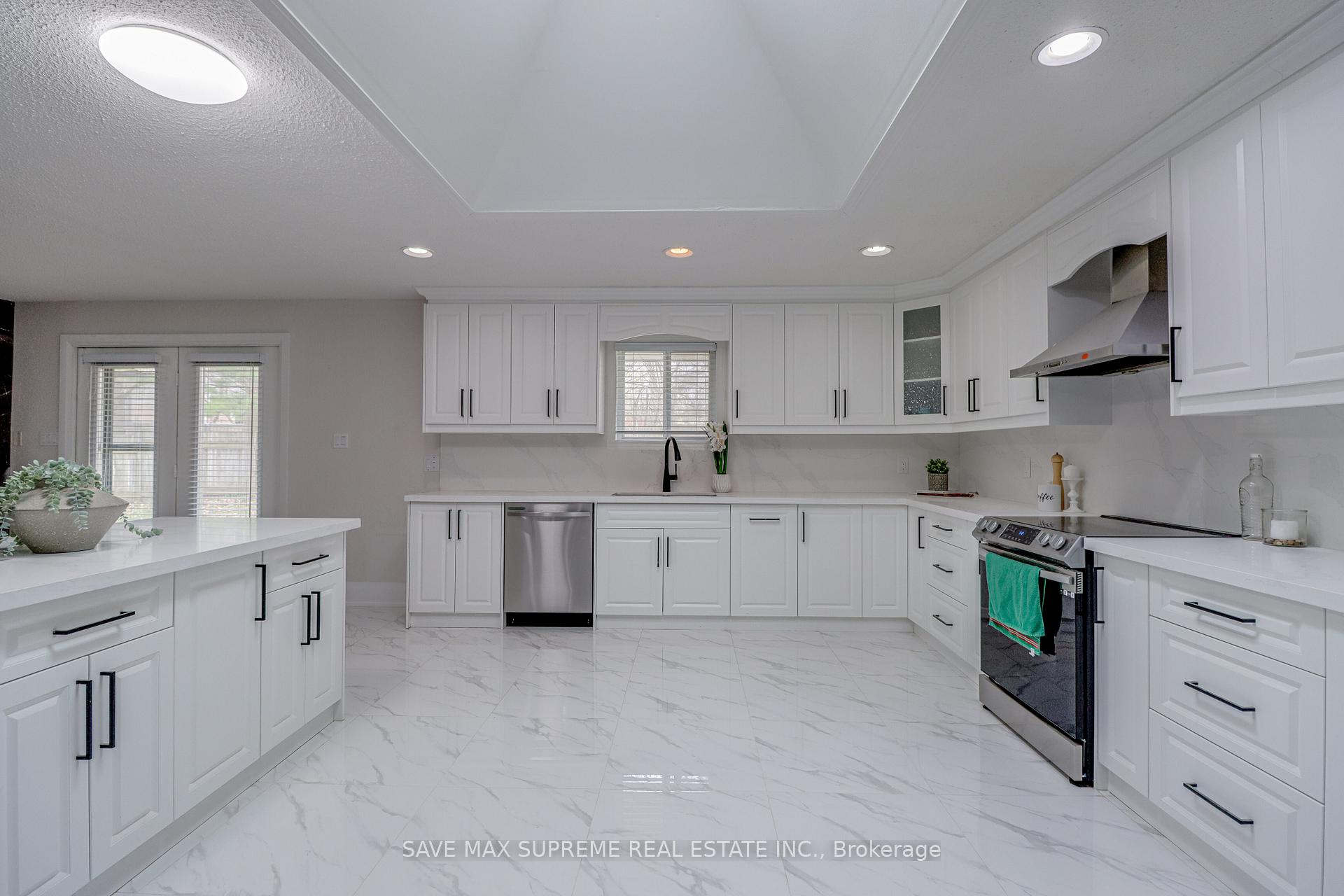 Photo 14 of 10 Curtiss Court, Barrie, Rural Barrie Southwest — HOMEH