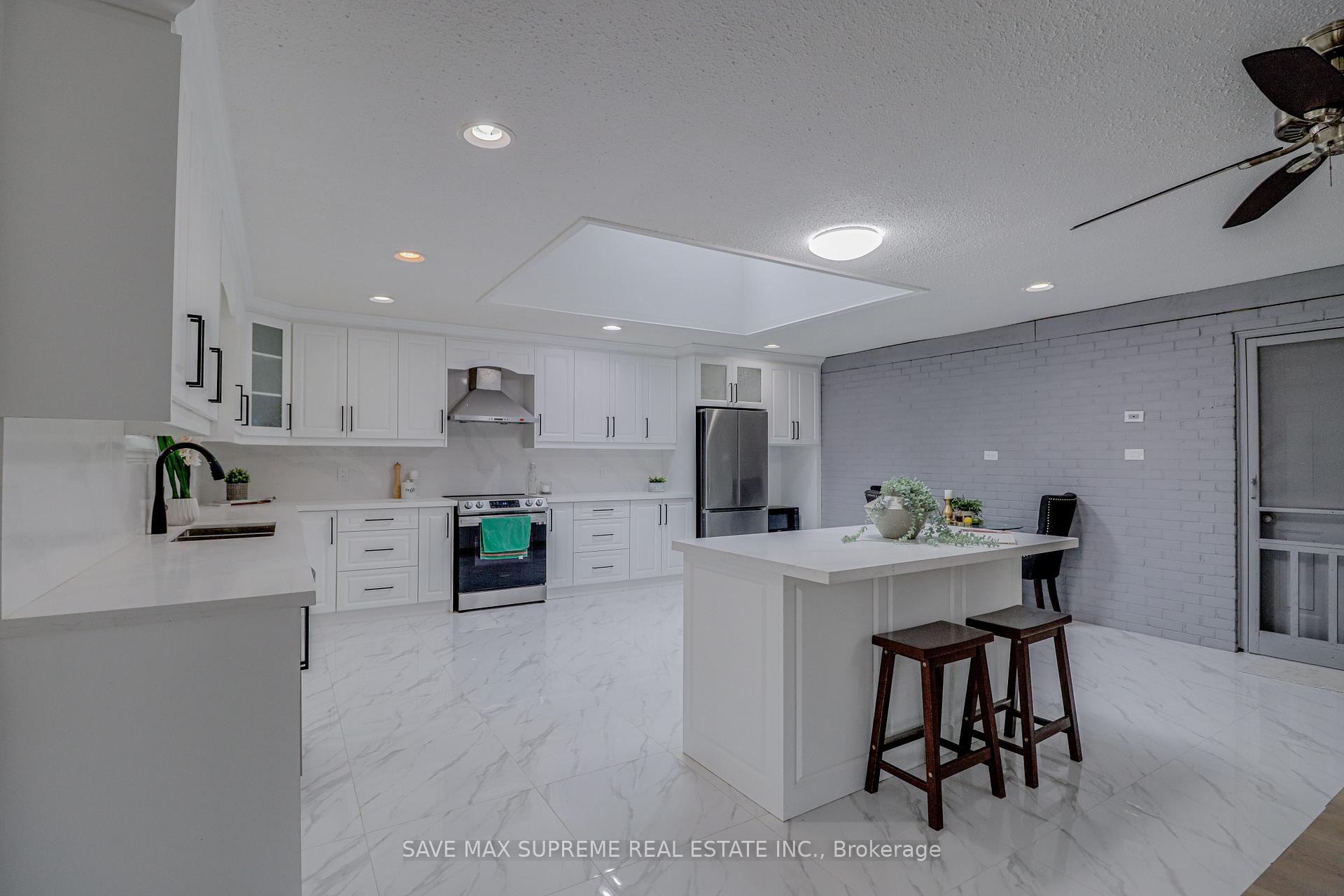 Photo 12 of 10 Curtiss Court, Barrie, Rural Barrie Southwest — HOMEH