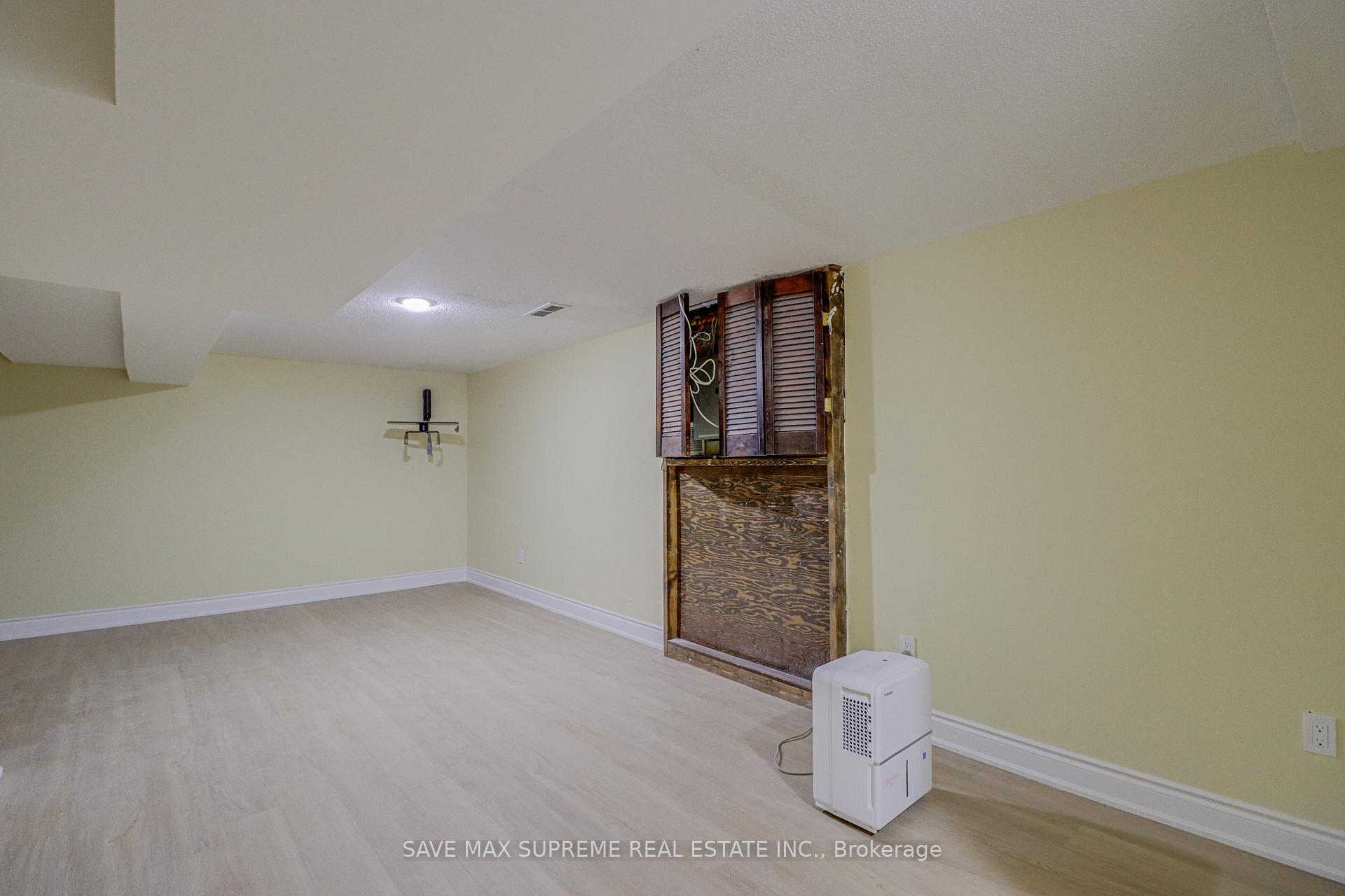 Photo 35 of 10 Curtiss Court, Barrie, Rural Barrie Southwest — HOMEH
