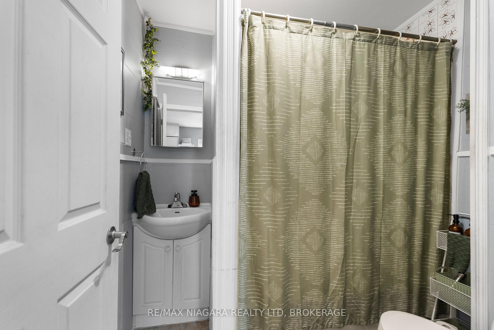 Photo 11 of 45 Alexander Street, Welland, Welland Downtown — HOMEH