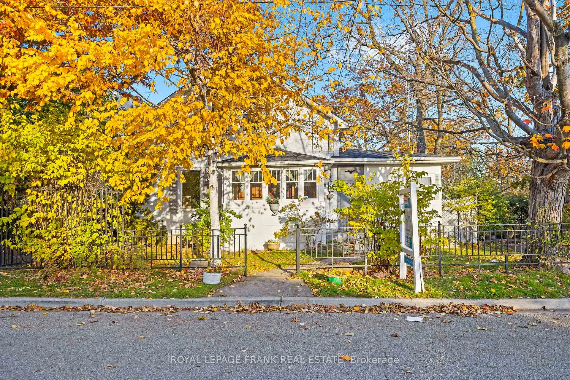 Photo 2 of 1627 Dufferin Street, Whitby, Port Whitby — HOMEH