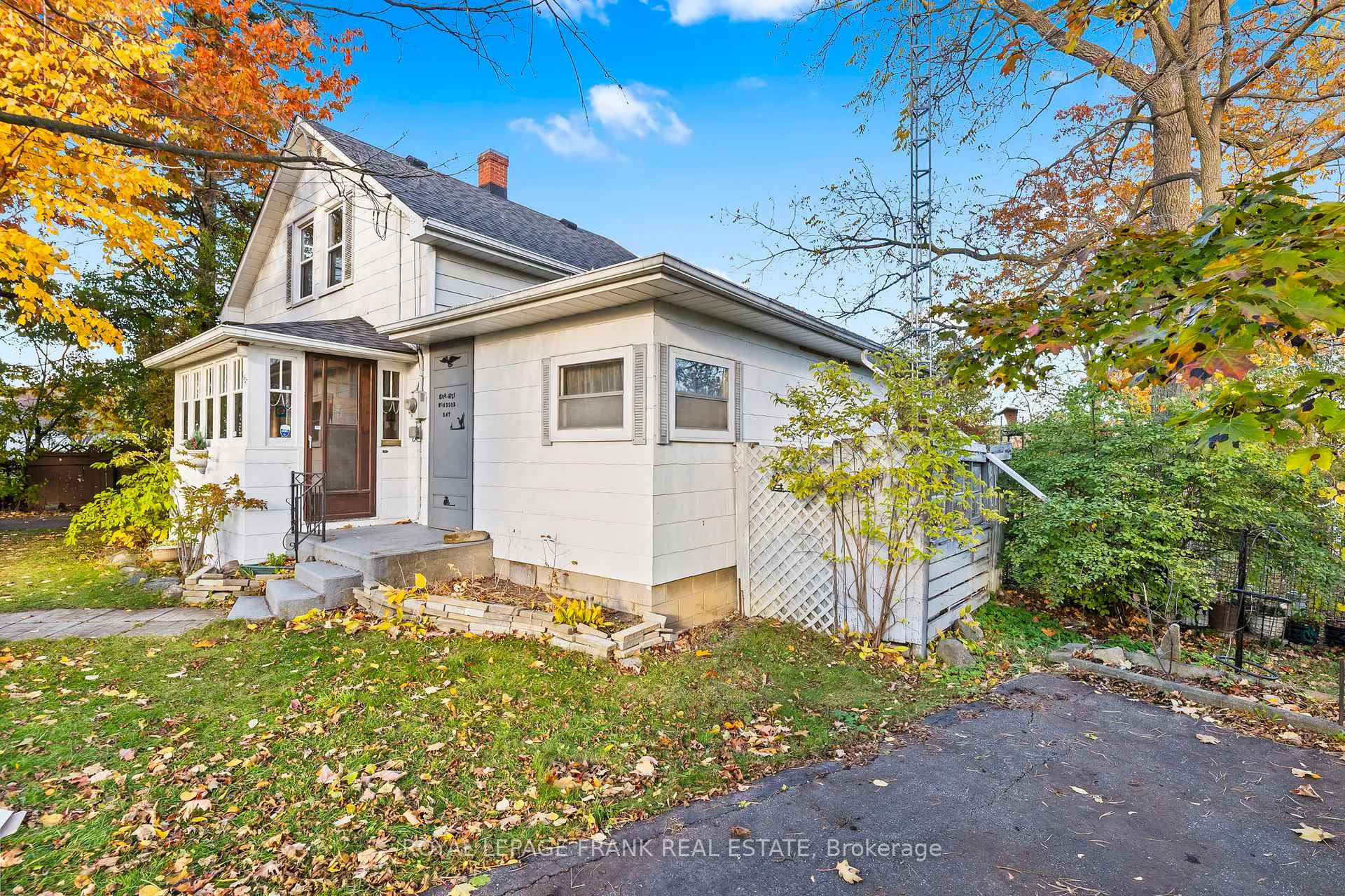Photo 3 of 1627 Dufferin Street, Whitby, Port Whitby — HOMEH