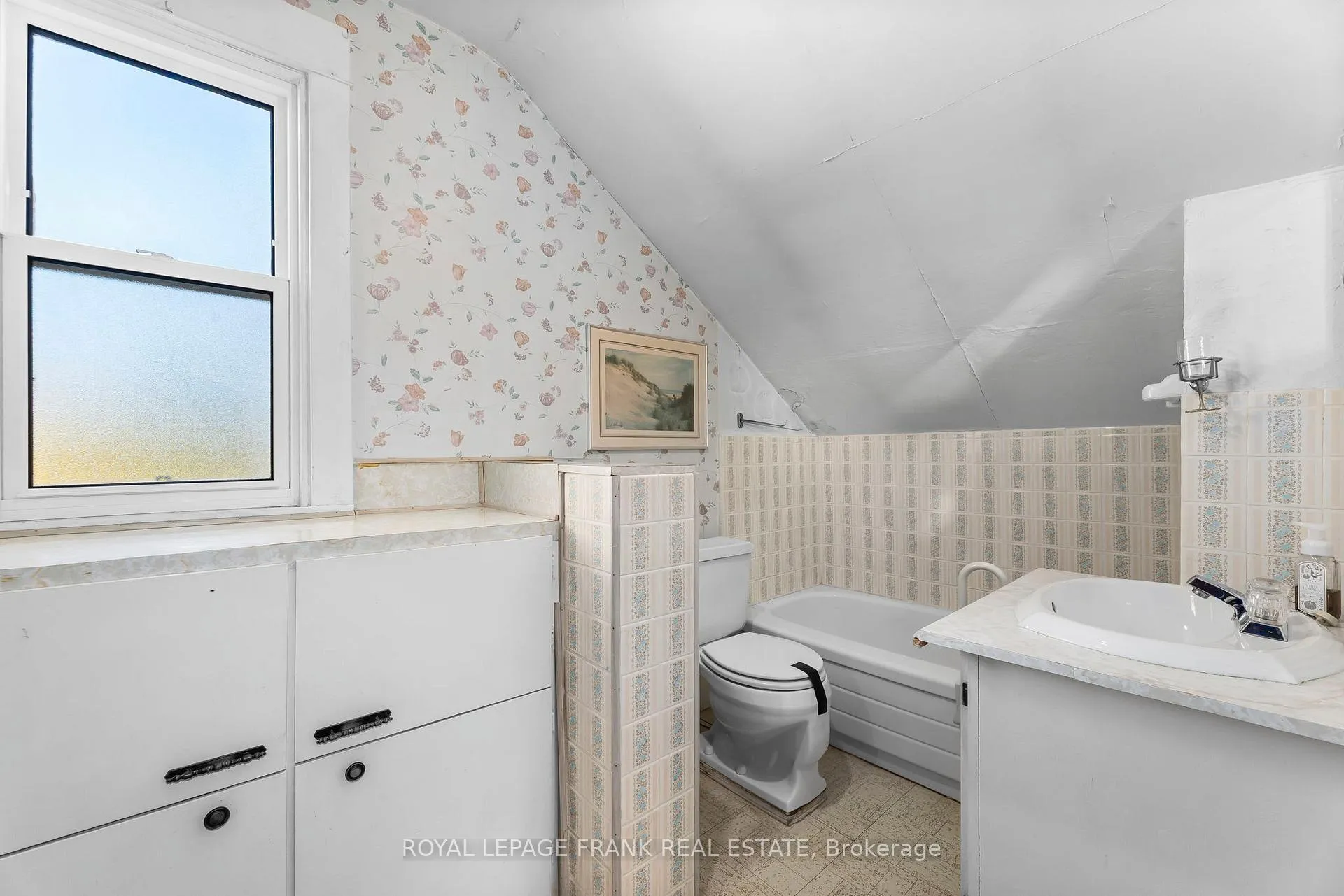 Photo 32 of 1627 Dufferin Street, Whitby, Port Whitby — HOMEH
