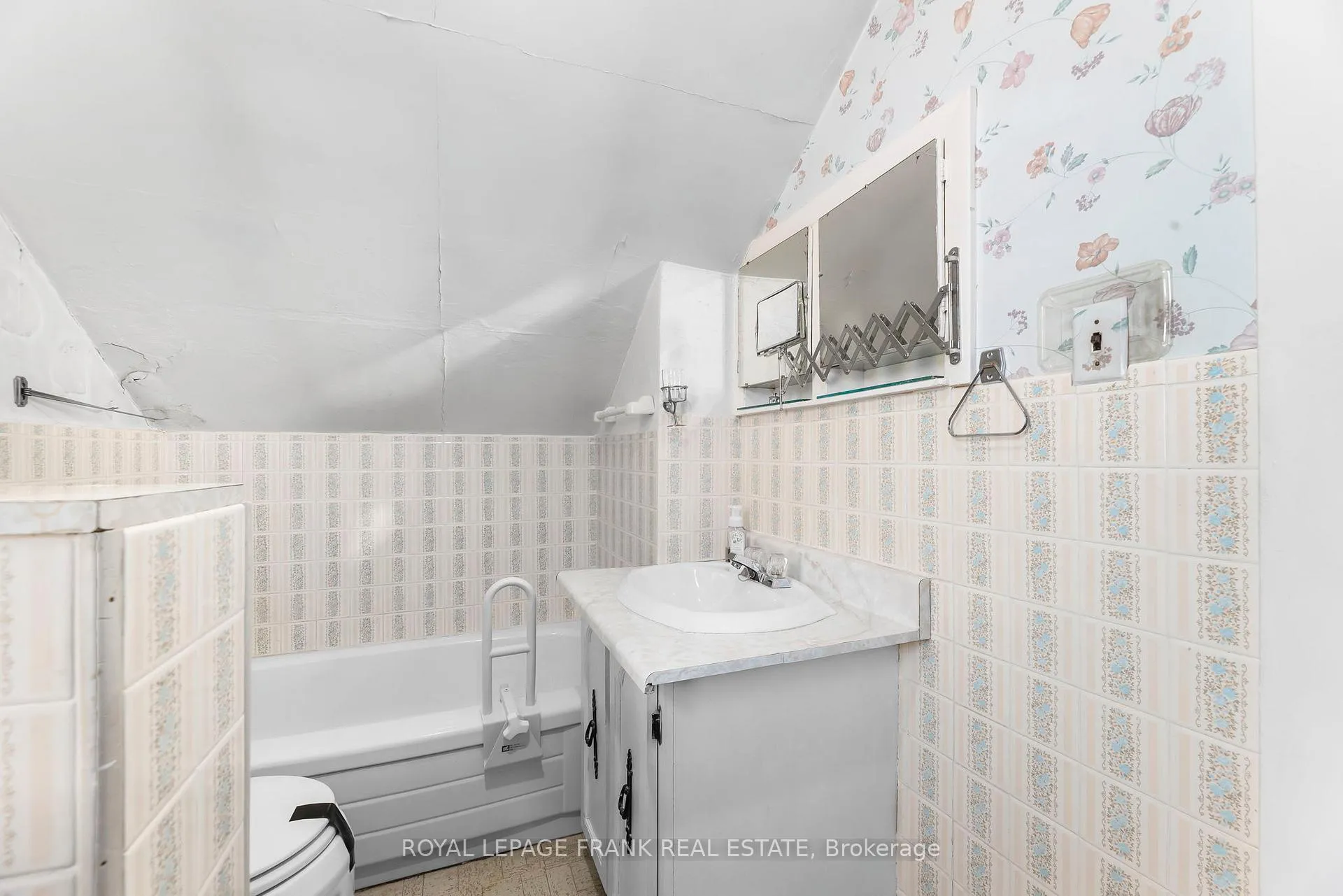 Photo 33 of 1627 Dufferin Street, Whitby, Port Whitby — HOMEH