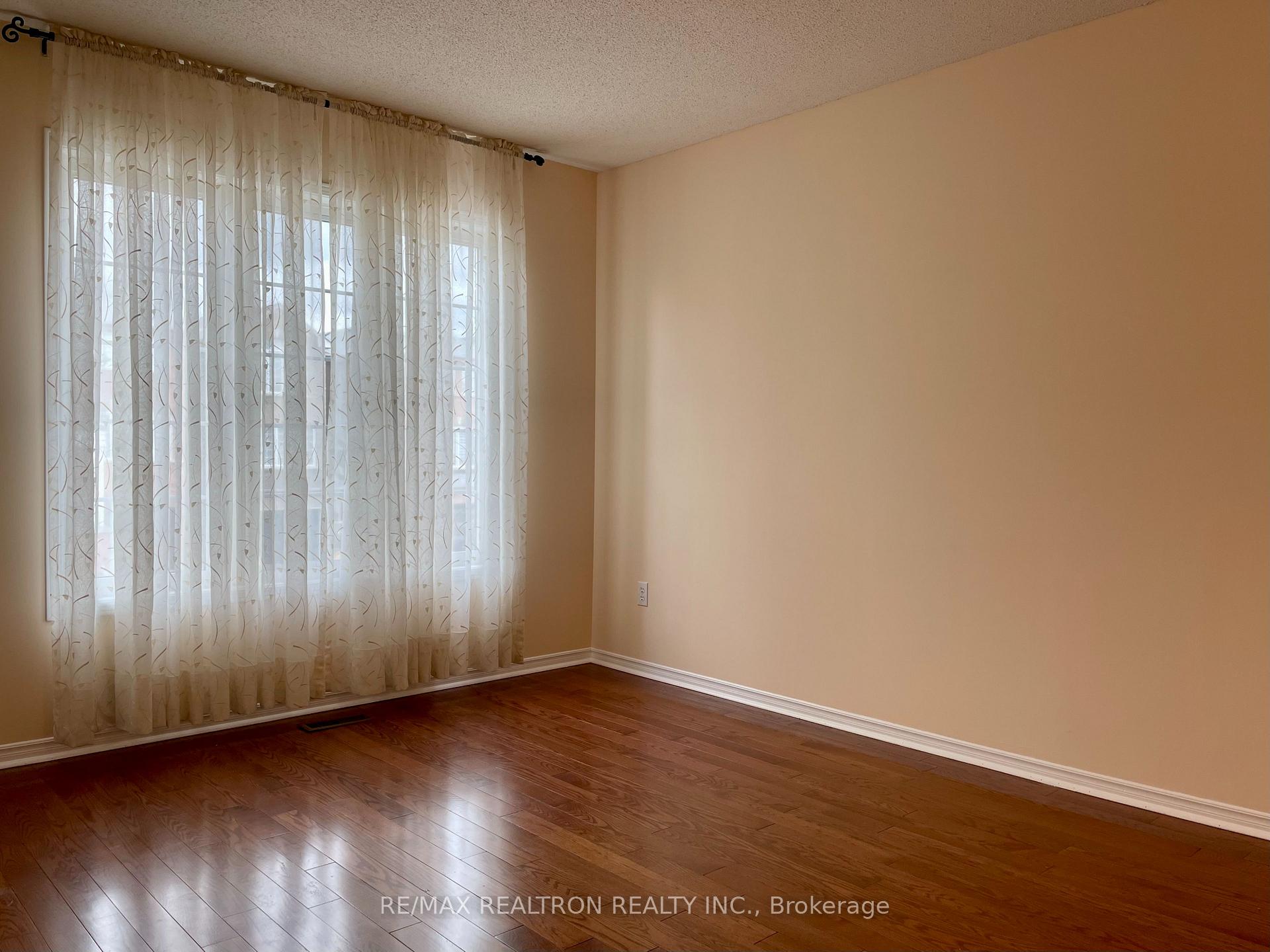 Photo 2 of Unit Main & 2nd, 14 Yellowood Circle, Vaughan, Patterson — HOMEH