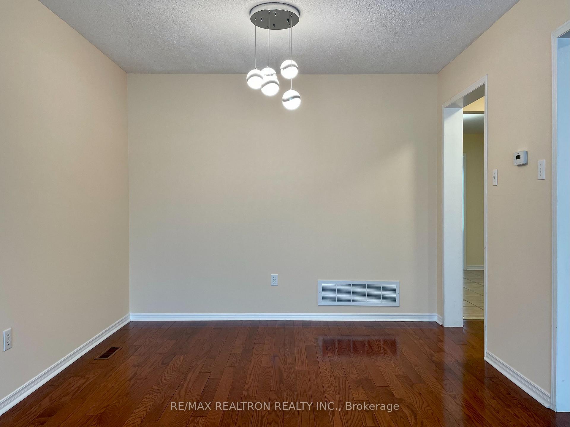 Photo 3 of Unit Main & 2nd, 14 Yellowood Circle, Vaughan, Patterson — HOMEH
