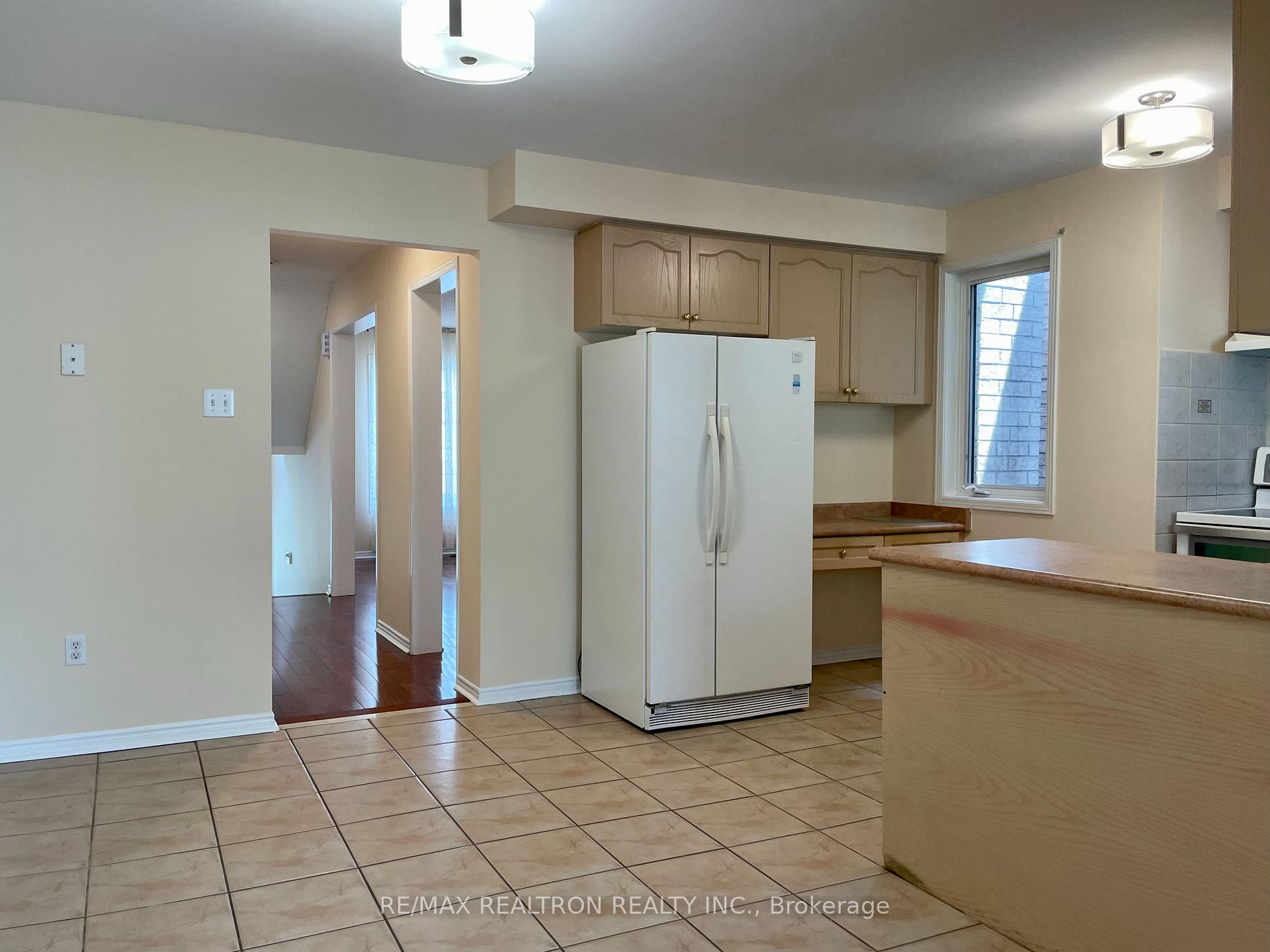 Photo 5 of Unit Main & 2nd, 14 Yellowood Circle, Vaughan, Patterson — HOMEH