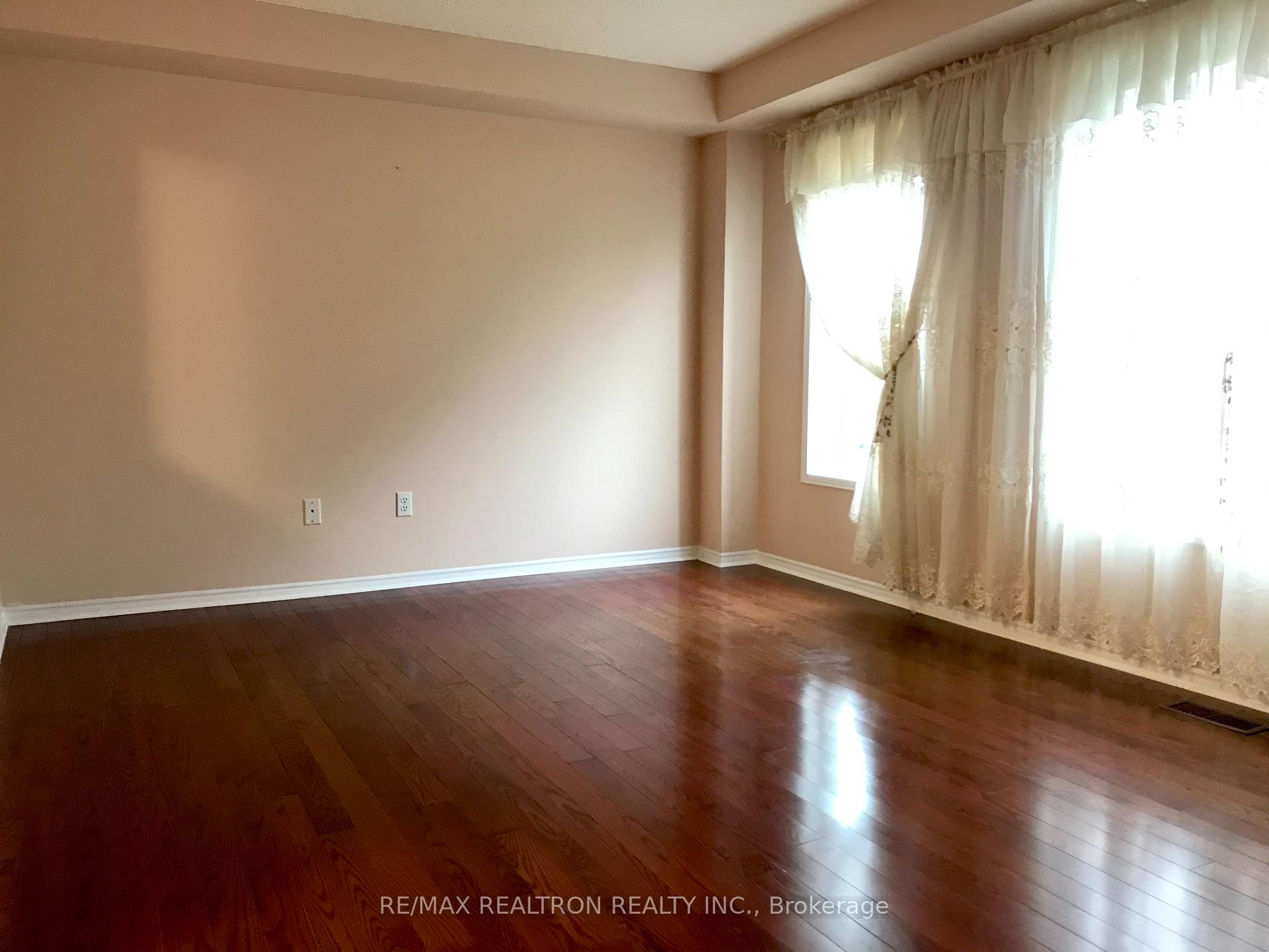 Photo 11 of Unit Main & 2nd, 14 Yellowood Circle, Vaughan, Patterson — HOMEH