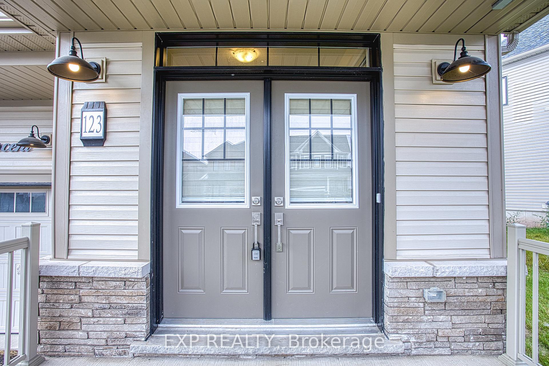 Photo 3 of 123 Port Crescent, Welland, Dain City — HOMEH