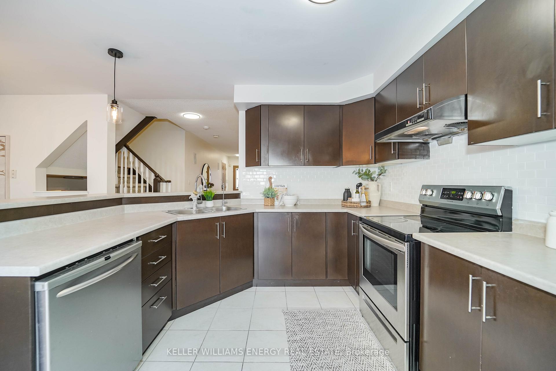 Photo 8 of 38 Elliottglen Drive, Ajax, Northeast Ajax — HOMEH