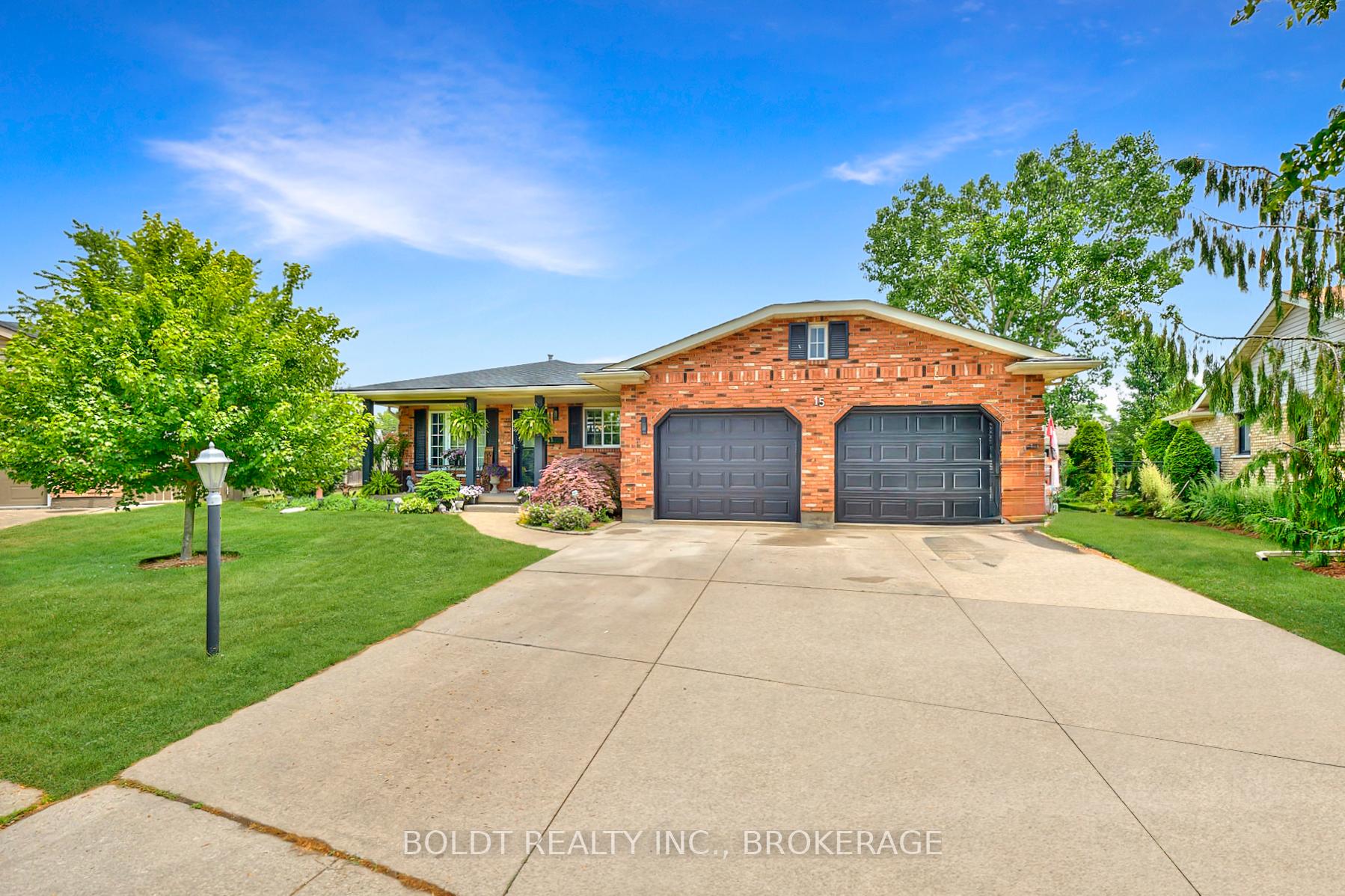 Front of 15 Pinoak Court