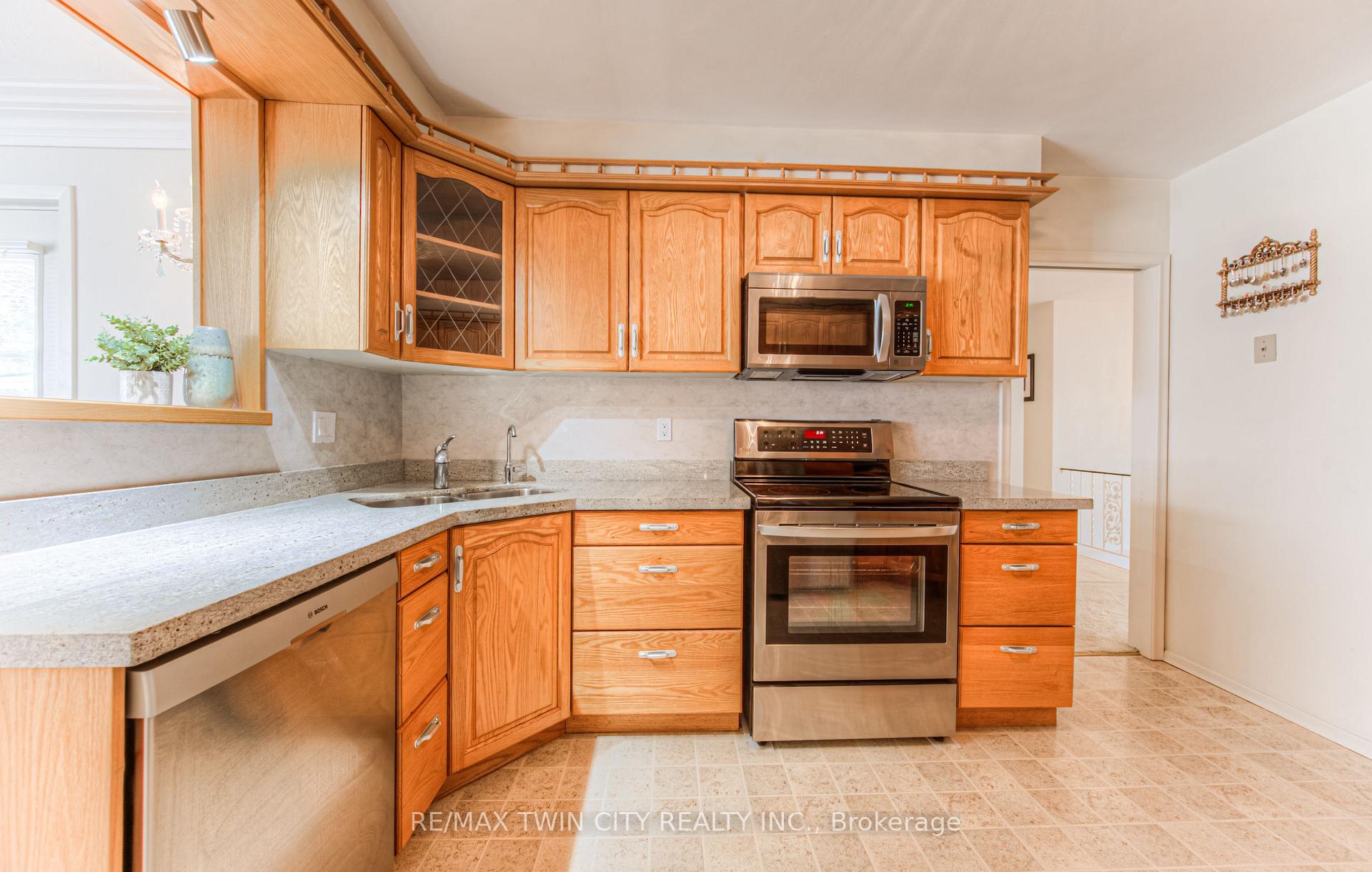 Photo 18 of 84 Ridgeview Crescent, Waterloo — HOMEH