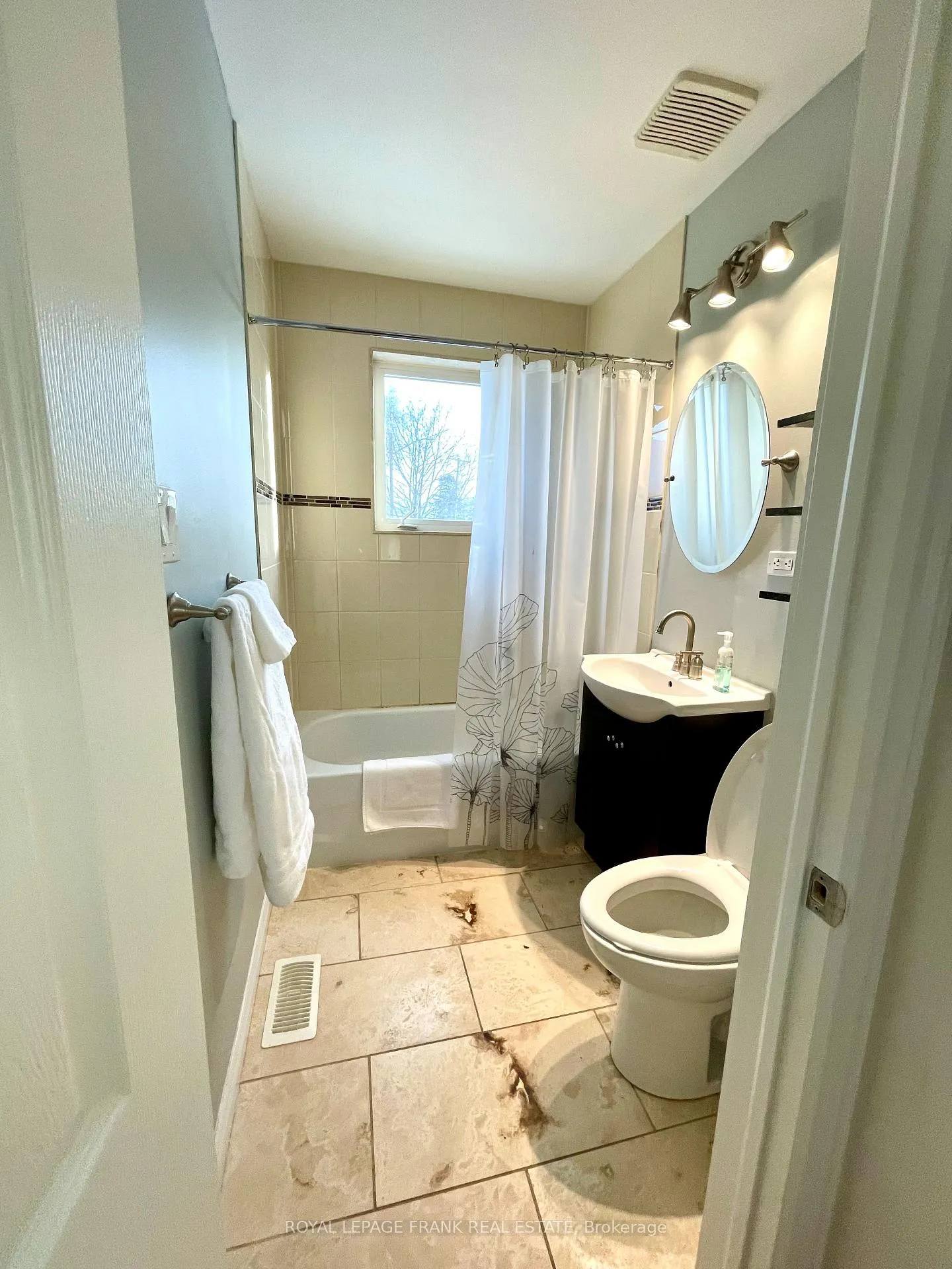 Photo 6 of 1707 Dufferin Street, Whitby, Port Whitby — HOMEH
