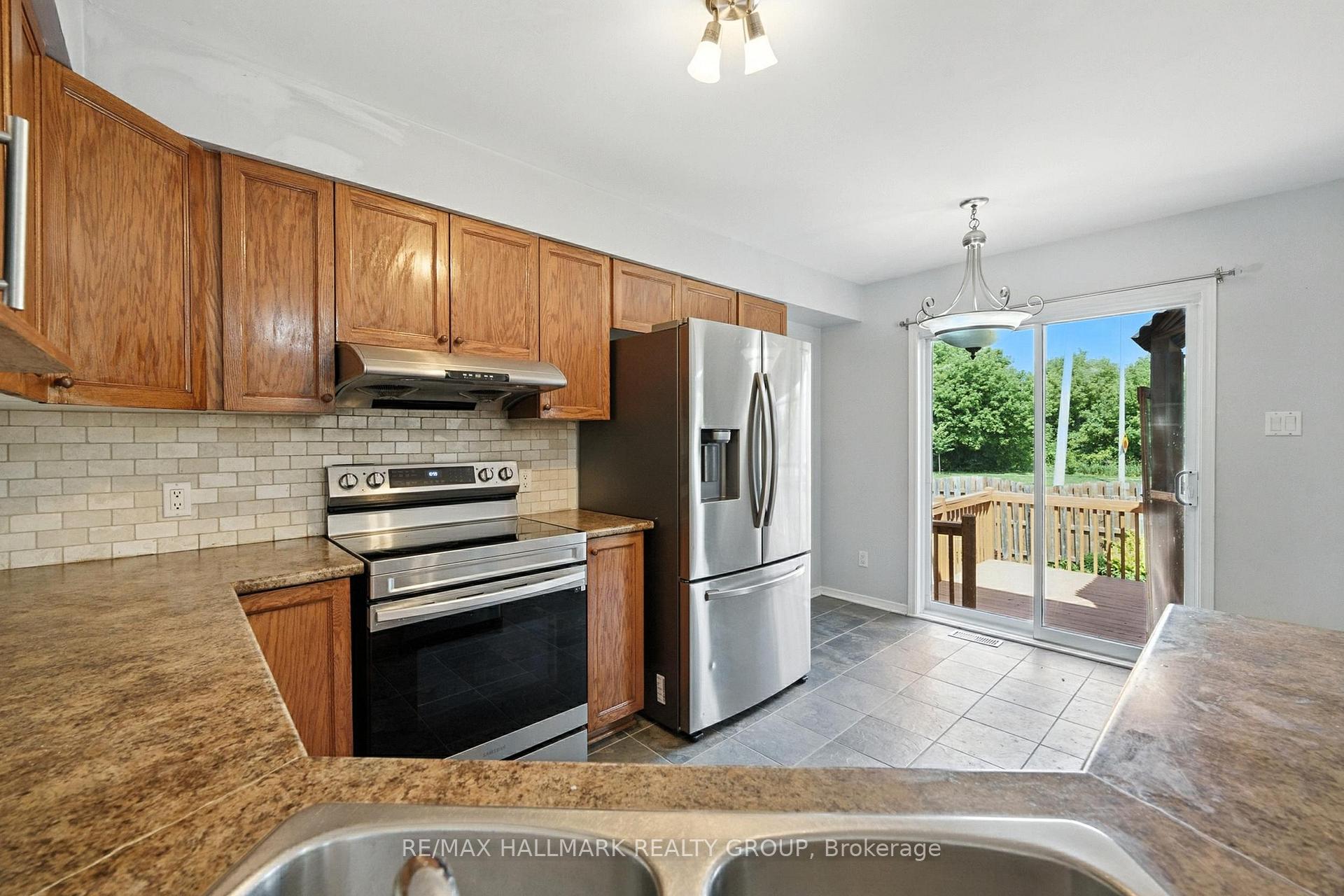 Photo 15 of 931 Goose River Avenue, Ottawa, Riverside South/Gloucester Glen — HOMEH
