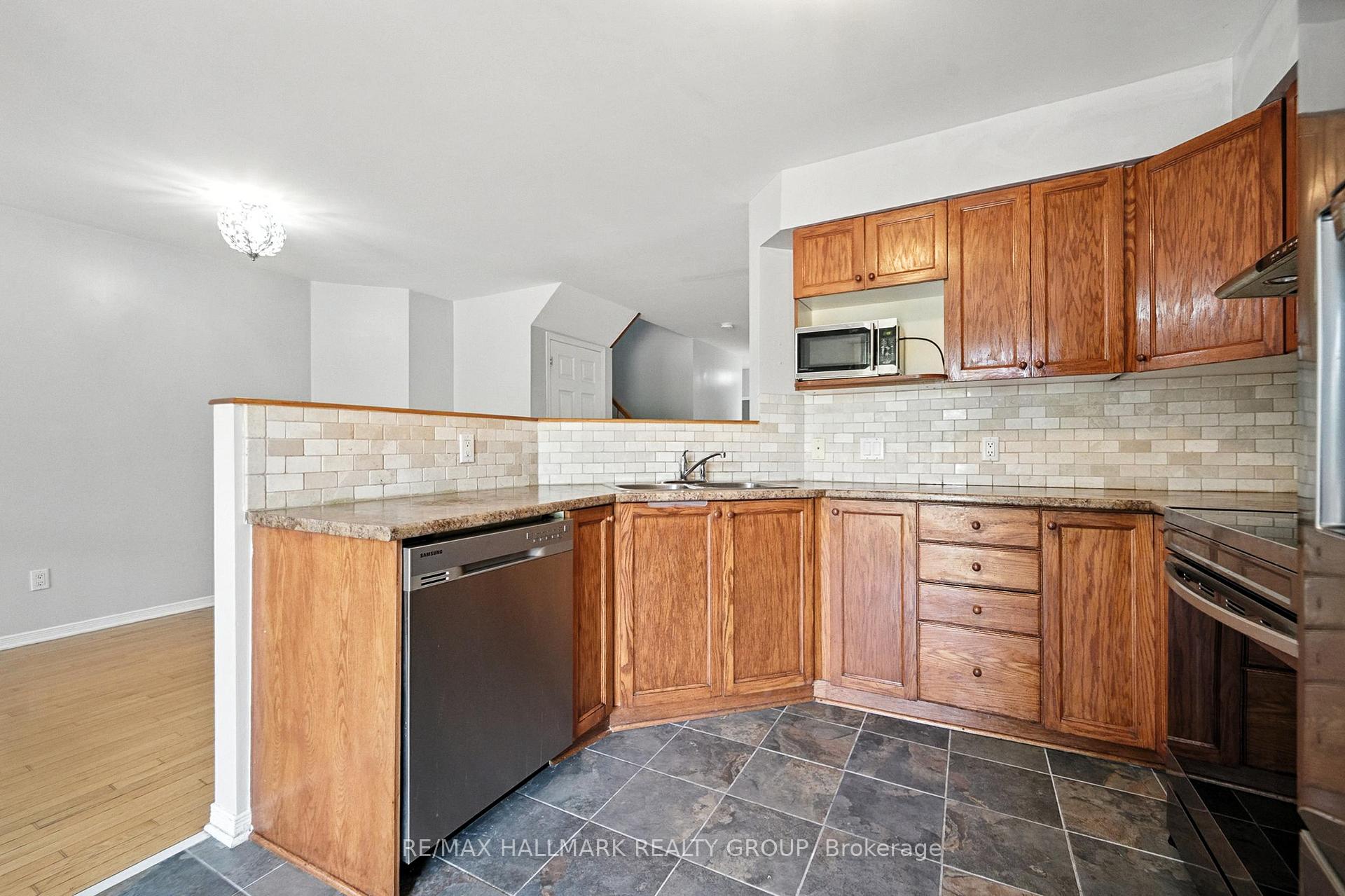 Photo 16 of 931 Goose River Avenue, Ottawa, Riverside South/Gloucester Glen — HOMEH