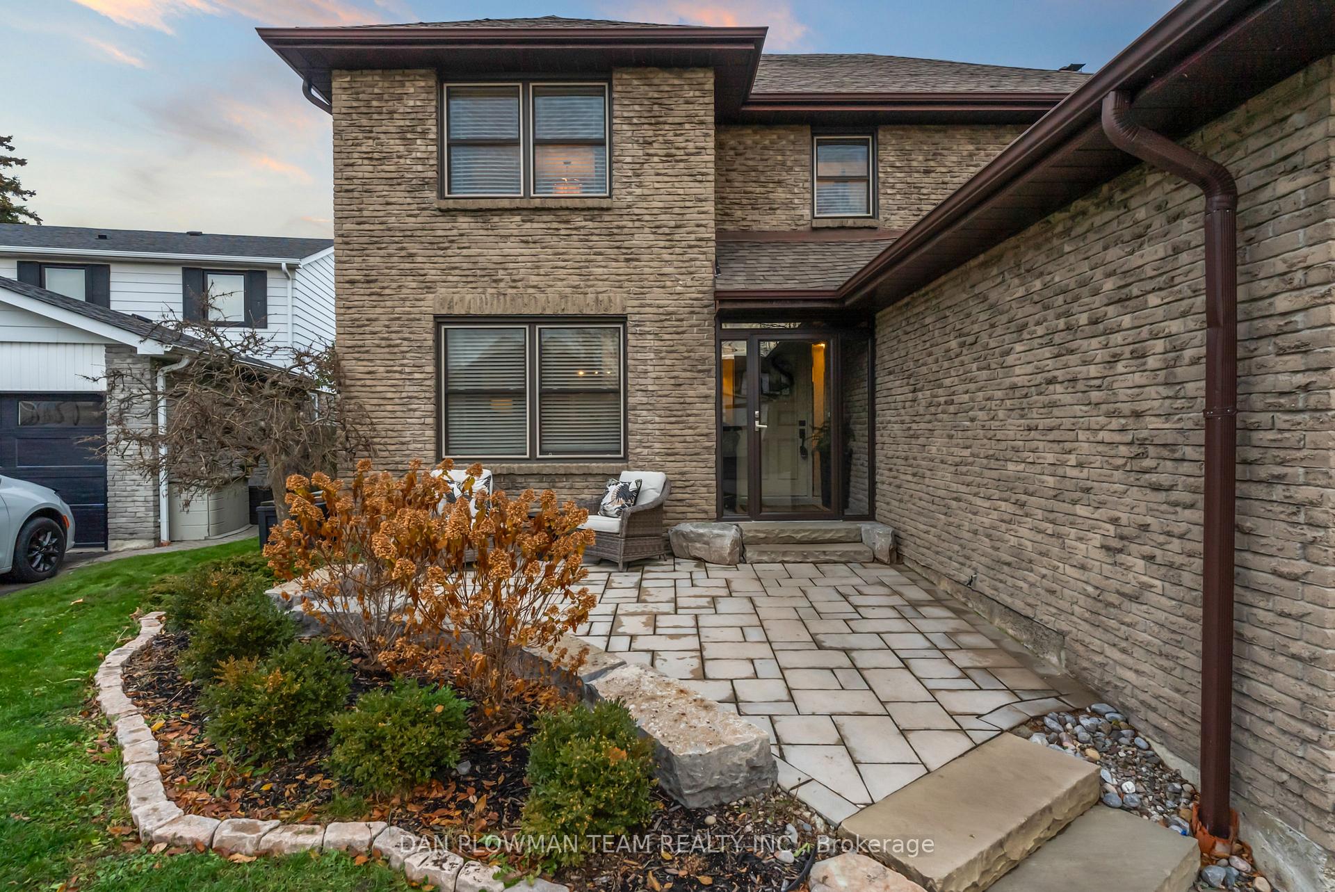 Photo 3 of 21 Woodlawn Court, Whitby, Blue Grass Meadows — HOMEH