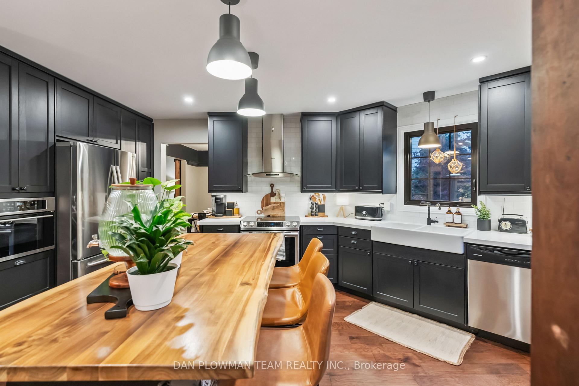 Photo 10 of 21 Woodlawn Court, Whitby, Blue Grass Meadows — HOMEH