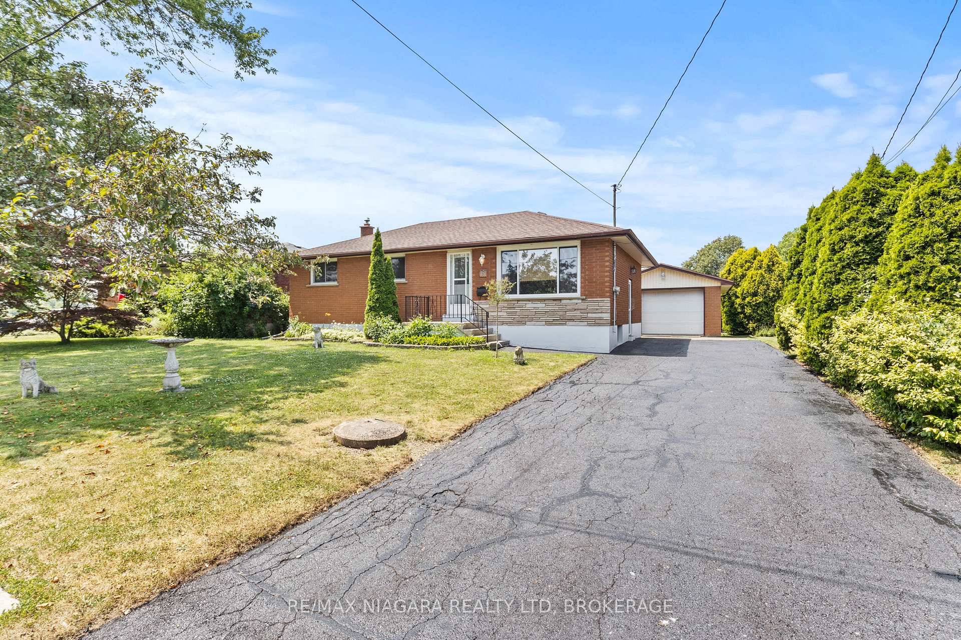 Photo 2 of 18 Charles Avenue, Welland, Lincoln/Crowland — HOMEH