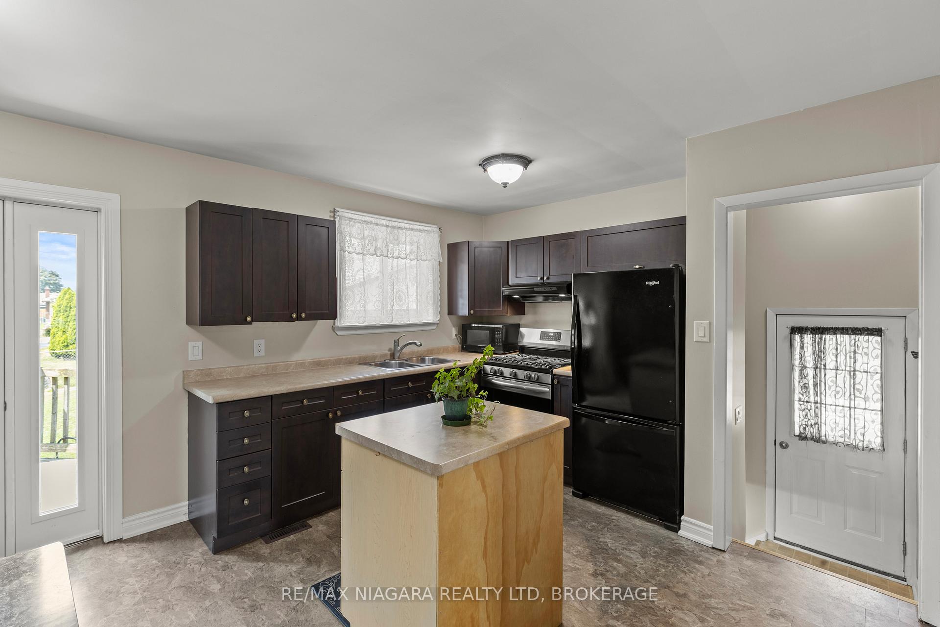 Photo 8 of 18 Charles Avenue, Welland, Lincoln/Crowland — HOMEH