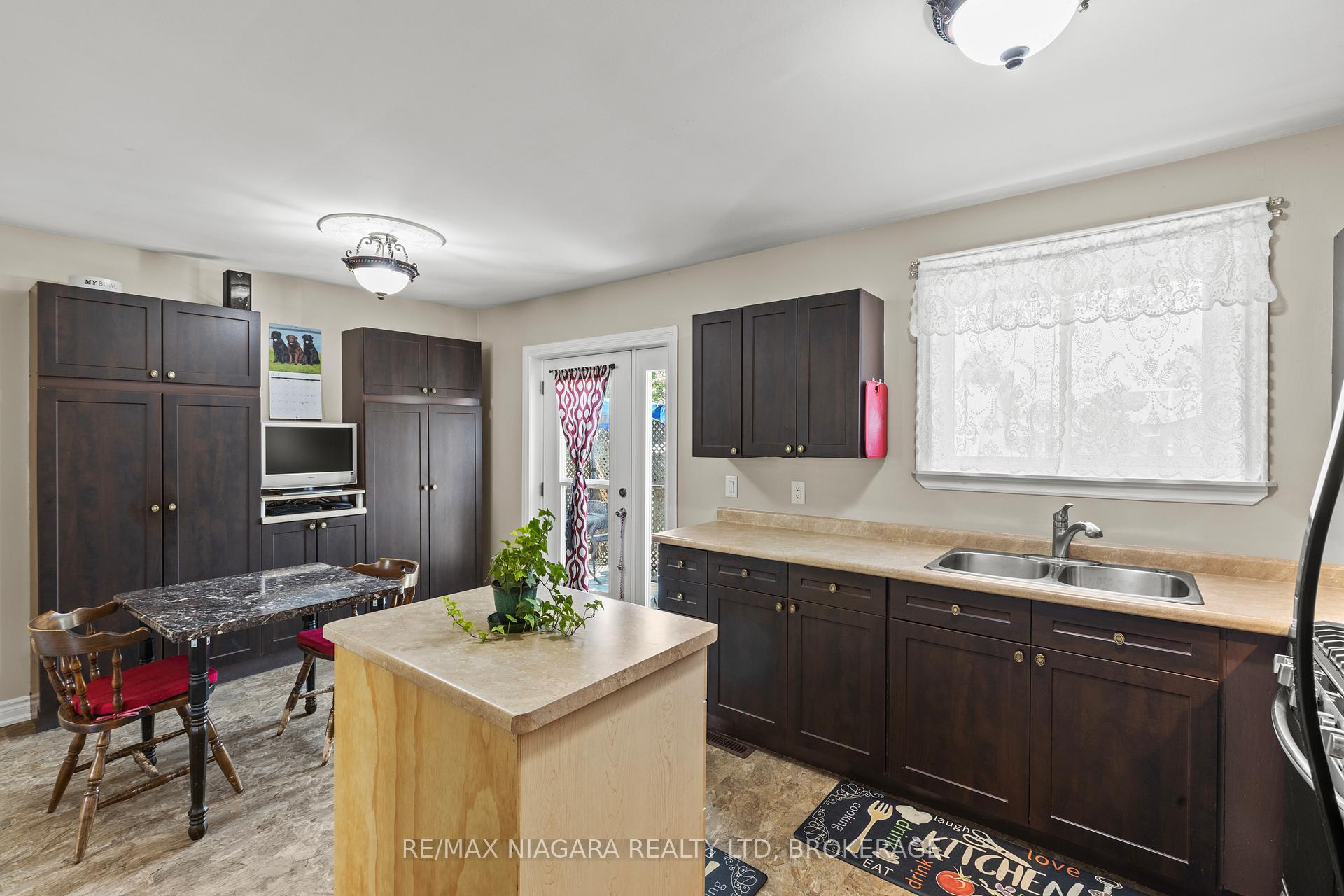 Photo 10 of 18 Charles Avenue, Welland, Lincoln/Crowland — HOMEH