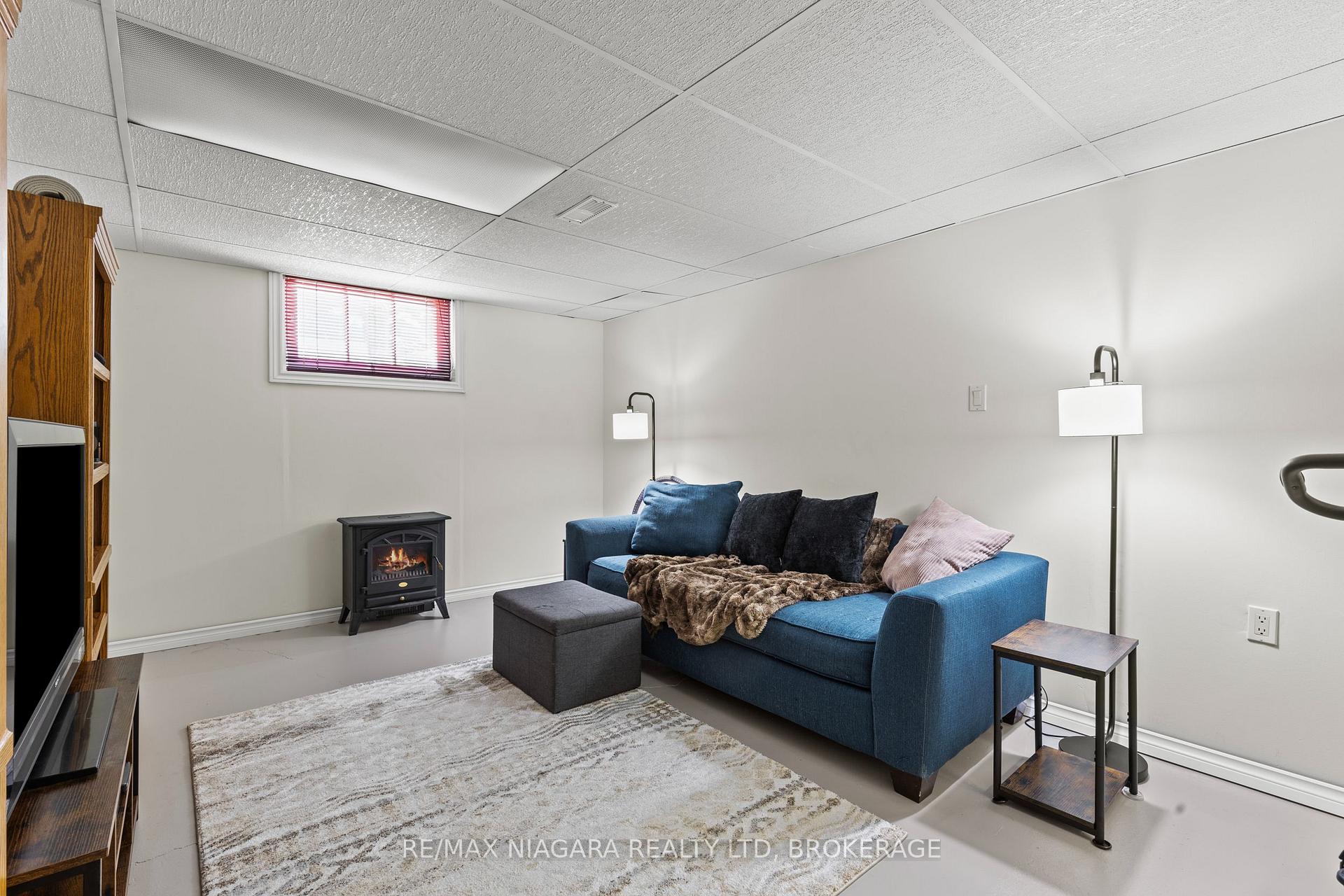 Photo 21 of 18 Charles Avenue, Welland, Lincoln/Crowland — HOMEH