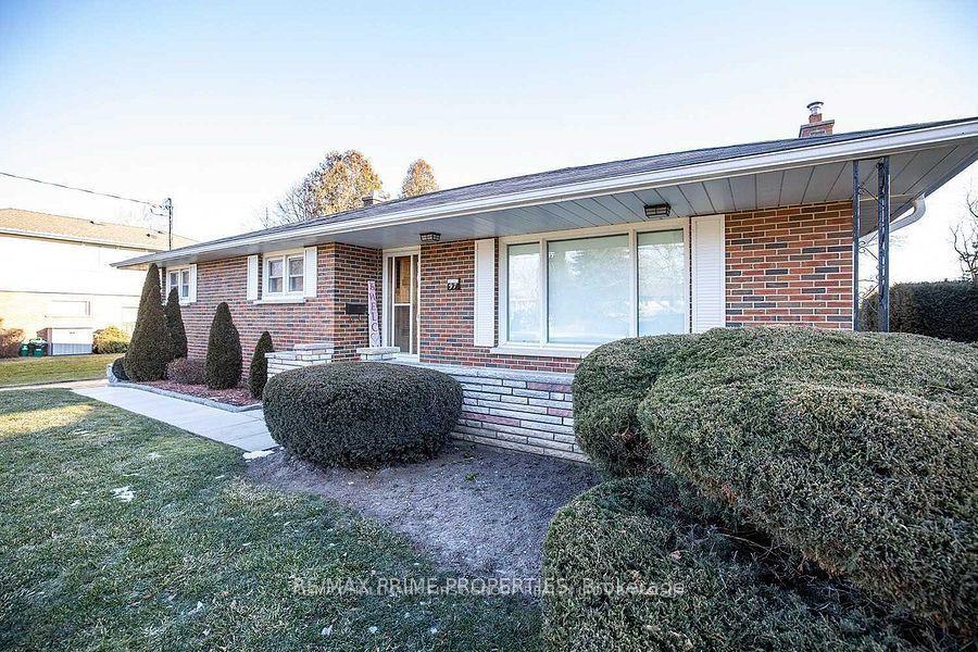 Photo 1 of 97 Elizabeth Crescent S, Whitby, Blue Grass Meadows — HOMEH