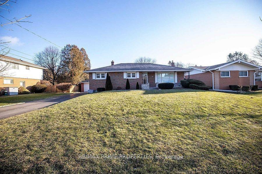 Photo 2 of 97 Elizabeth Crescent S, Whitby, Blue Grass Meadows — HOMEH