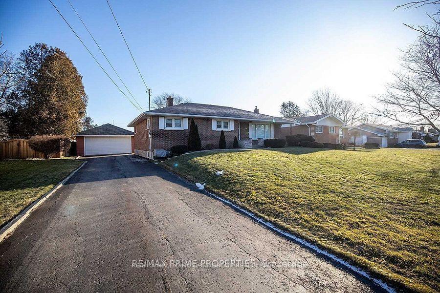 Photo 3 of 97 Elizabeth Crescent S, Whitby, Blue Grass Meadows — HOMEH