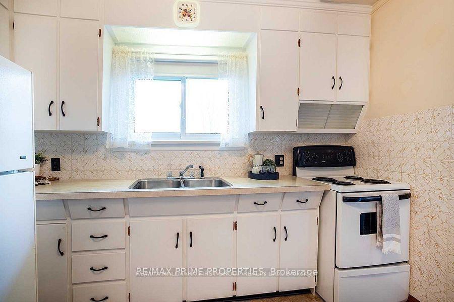 Photo 12 of 97 Elizabeth Crescent S, Whitby, Blue Grass Meadows — HOMEH