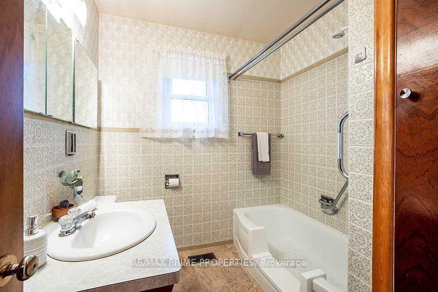 Photo 23 of 97 Elizabeth Crescent S, Whitby, Blue Grass Meadows — HOMEH