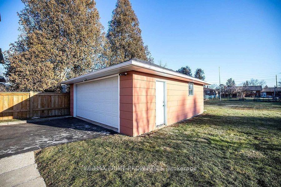Photo 24 of 97 Elizabeth Crescent S, Whitby, Blue Grass Meadows — HOMEH