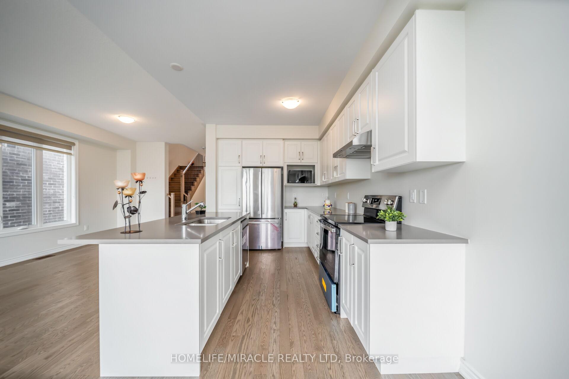 Photo 10 of 64 Phoenix Boulevard, Barrie, Rural Barrie Southeast — HOMEH