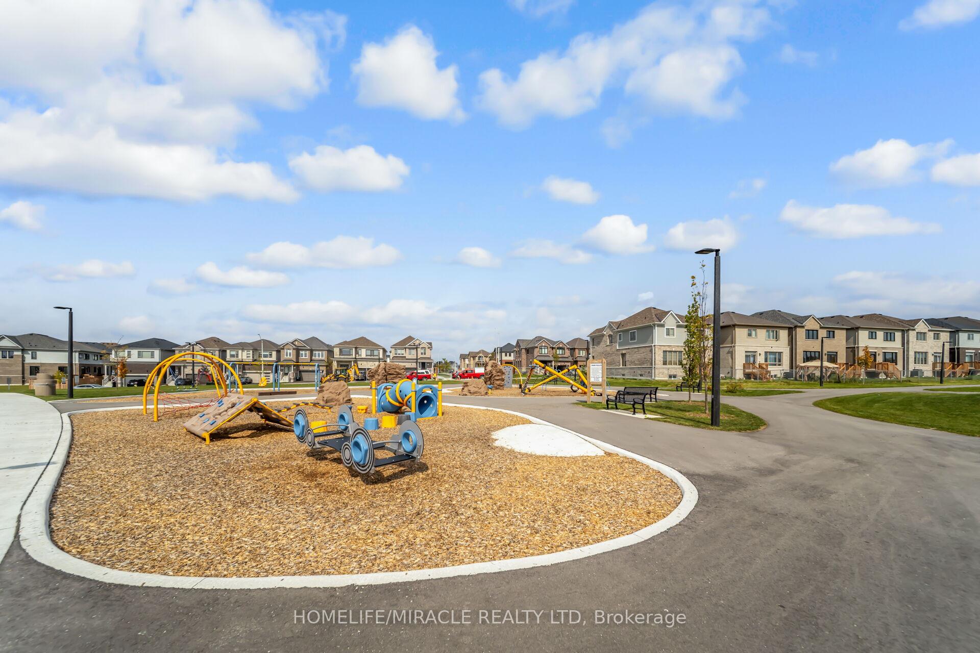 Photo 41 of 64 Phoenix Boulevard, Barrie, Rural Barrie Southeast — HOMEH