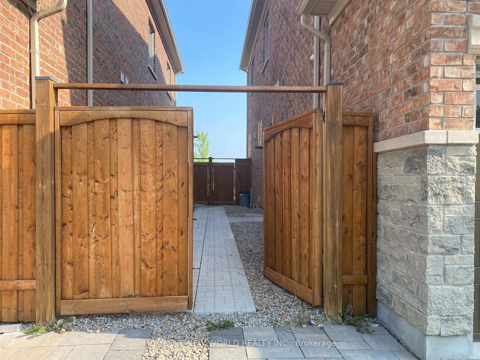 Photo 2 of 37 Port Royal Avenue, Vaughan, Kleinburg — HOMEH