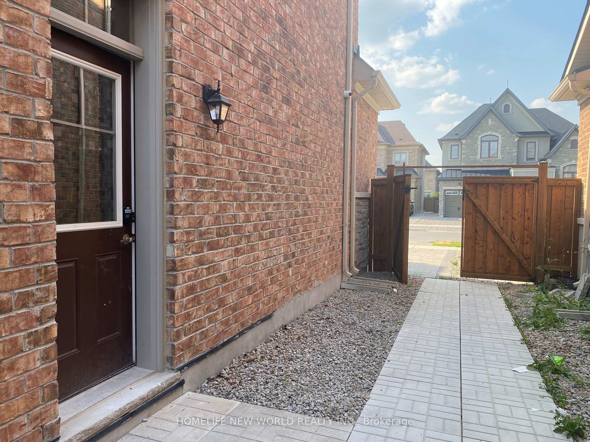 Photo 4 of 37 Port Royal Avenue, Vaughan, Kleinburg — HOMEH