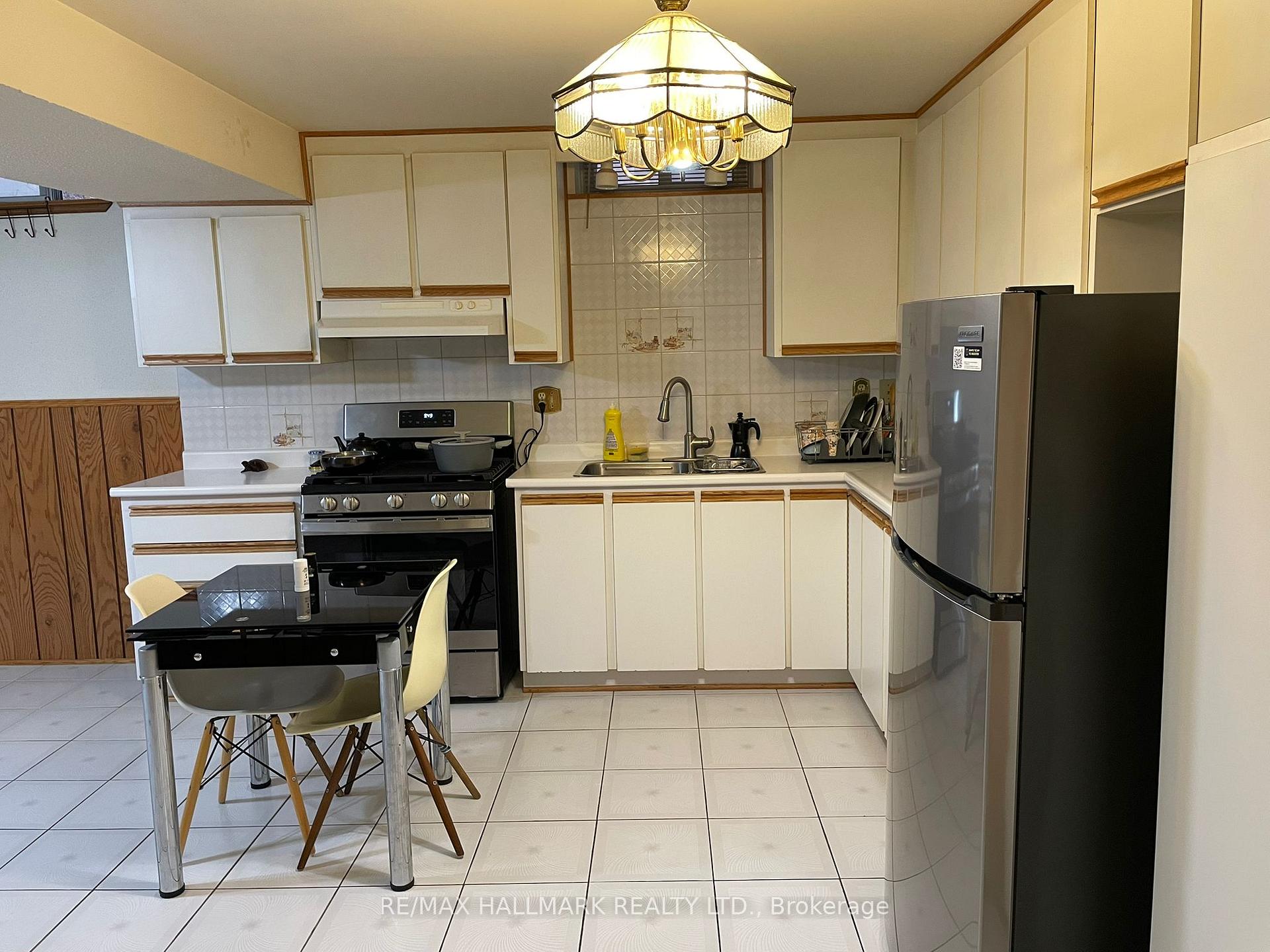 Photo 4 of Unit Lower, 117 White Boulevard, Vaughan, Brownridge — HOMEH