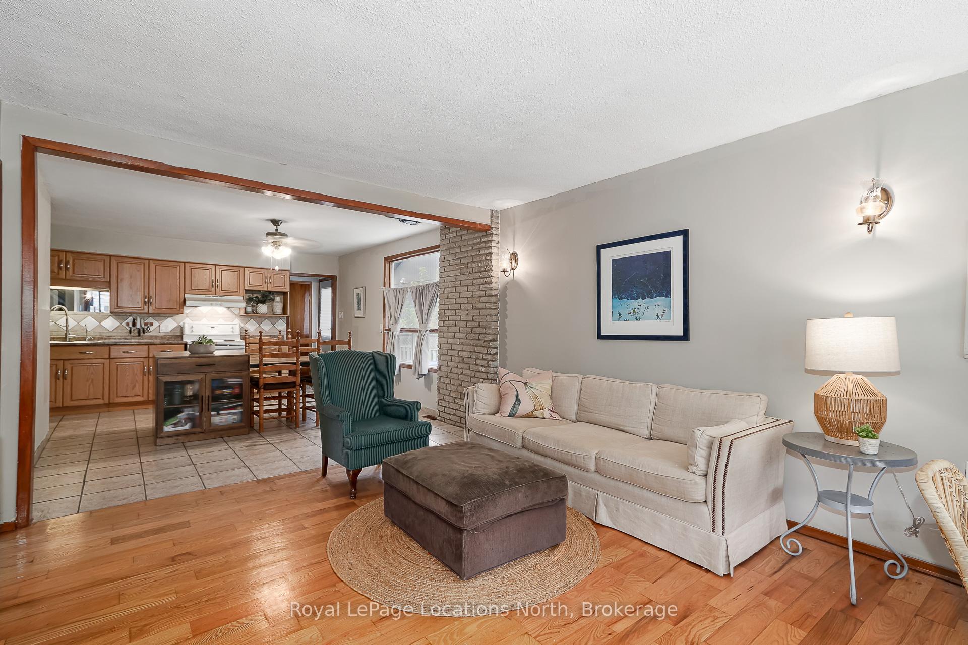 Photo 5 of 32 57th Street S, Wasaga Beach — HOMEH