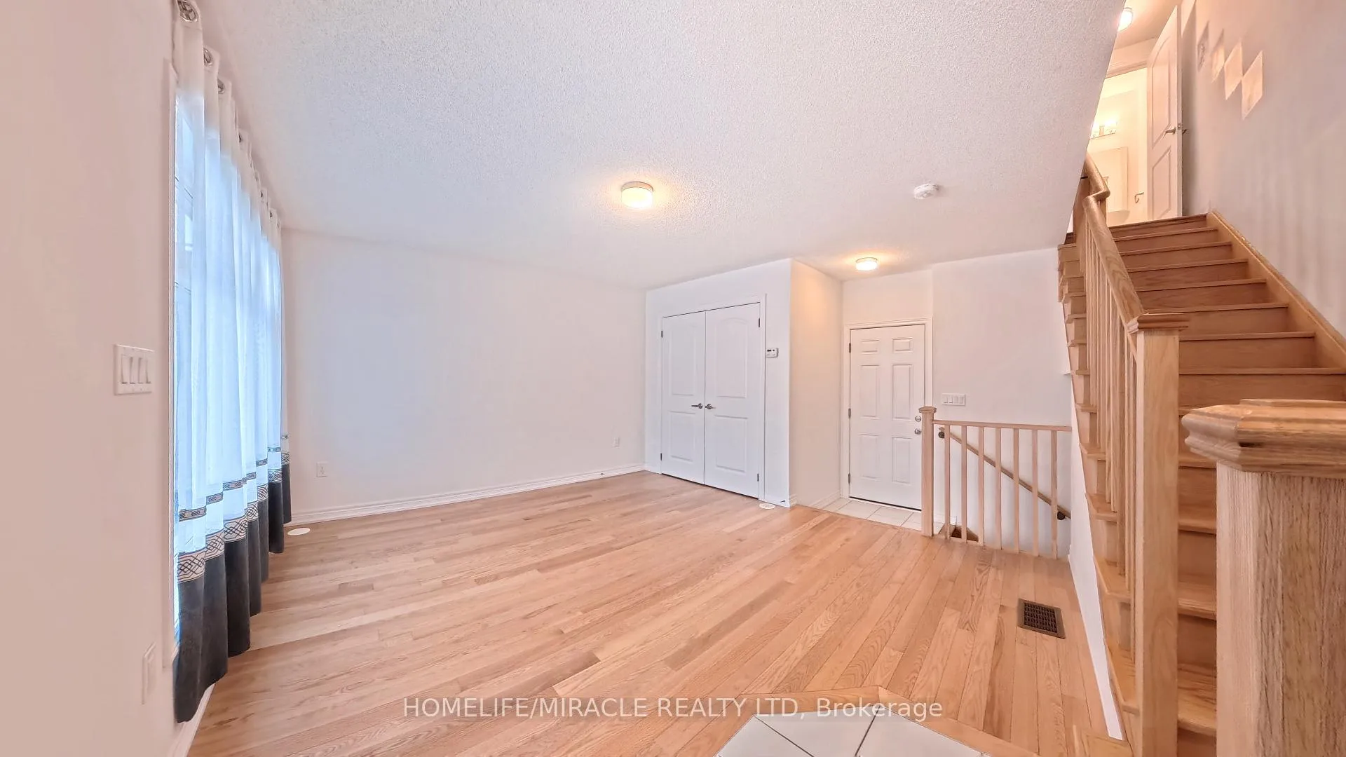 Photo 6 of 59 Sorbara Way, Whitby, Brooklin — HOMEH