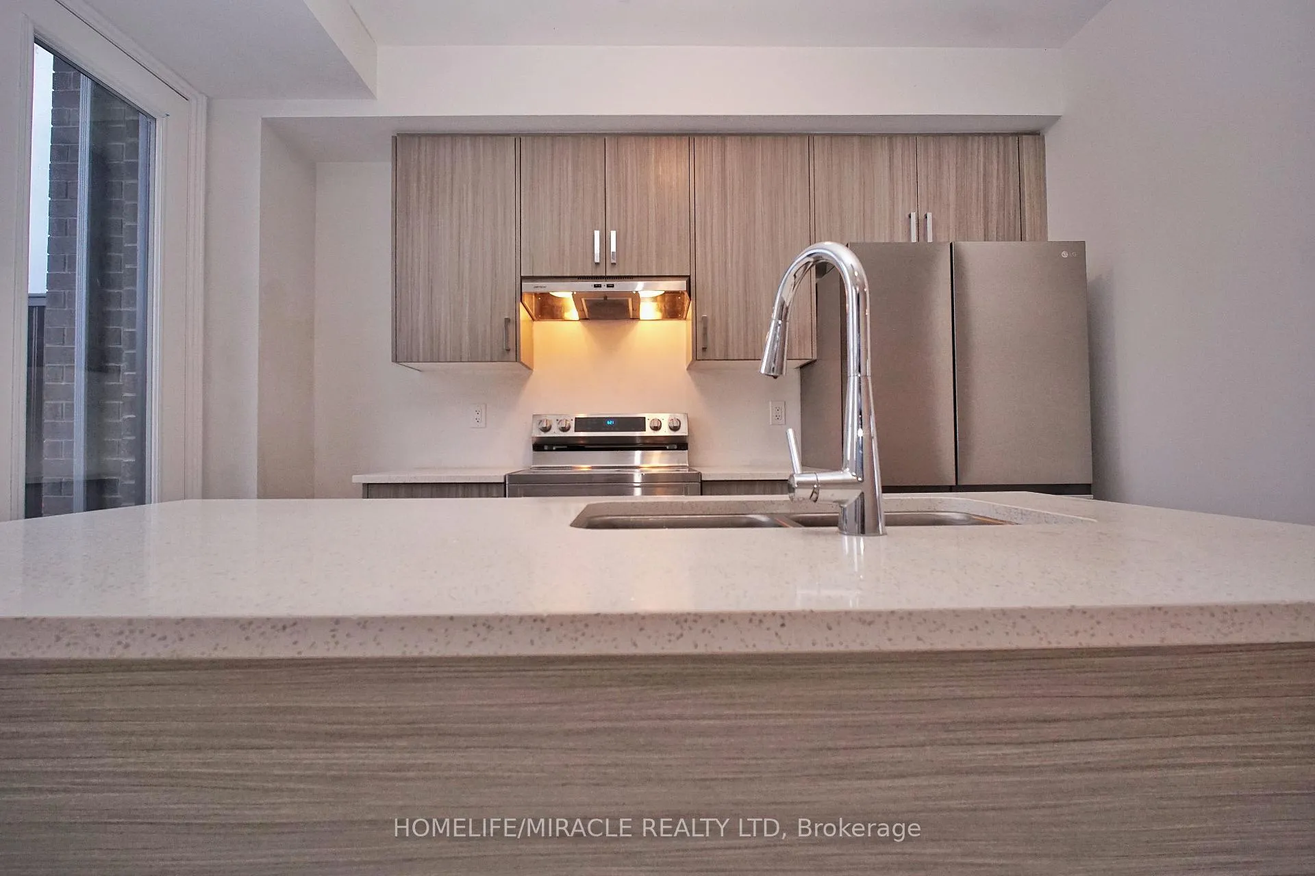 Photo 7 of 59 Sorbara Way, Whitby, Brooklin — HOMEH