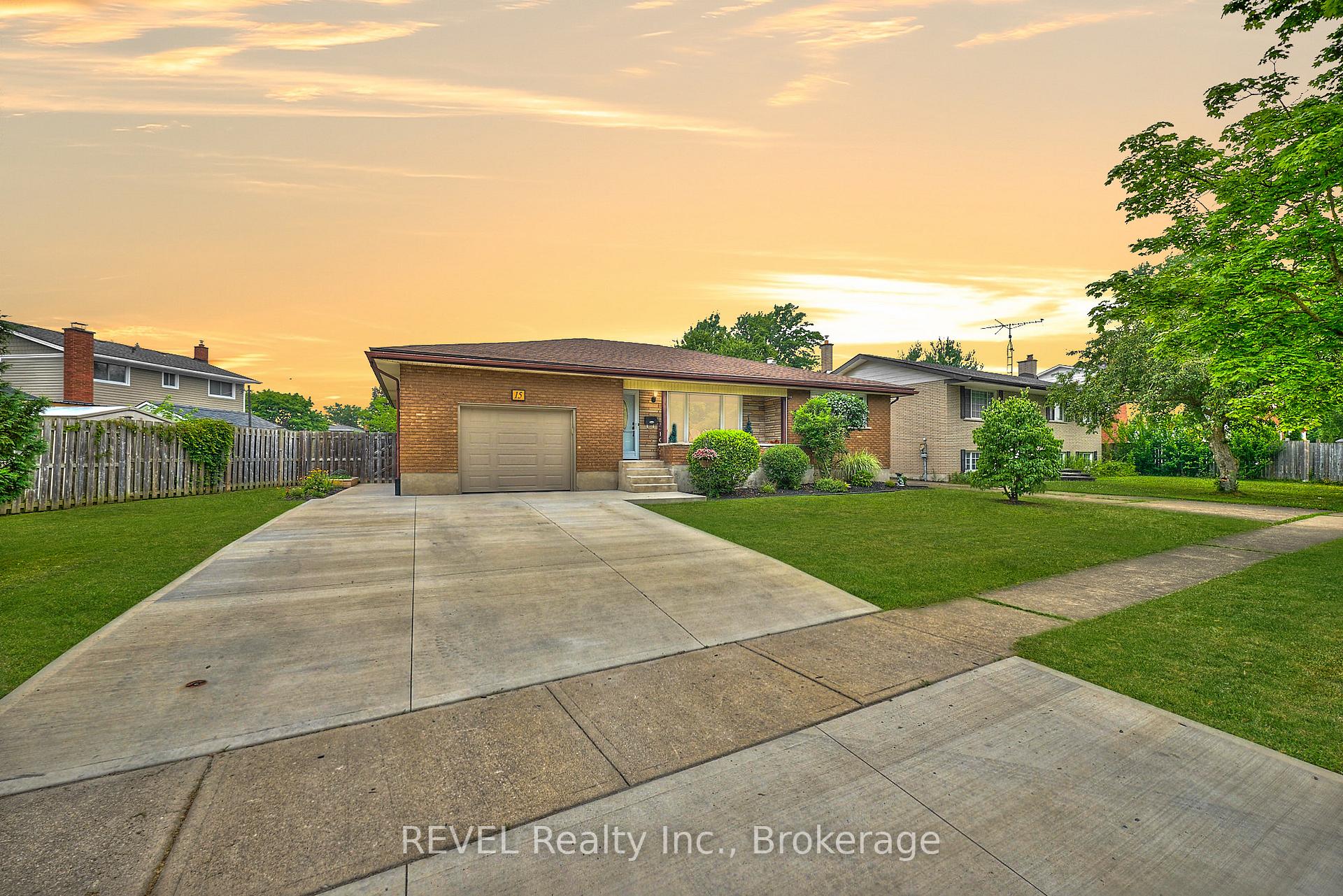 Photo 1 of 15 Wellbrook Boulevard, Welland, Prince Charles — HOMEH