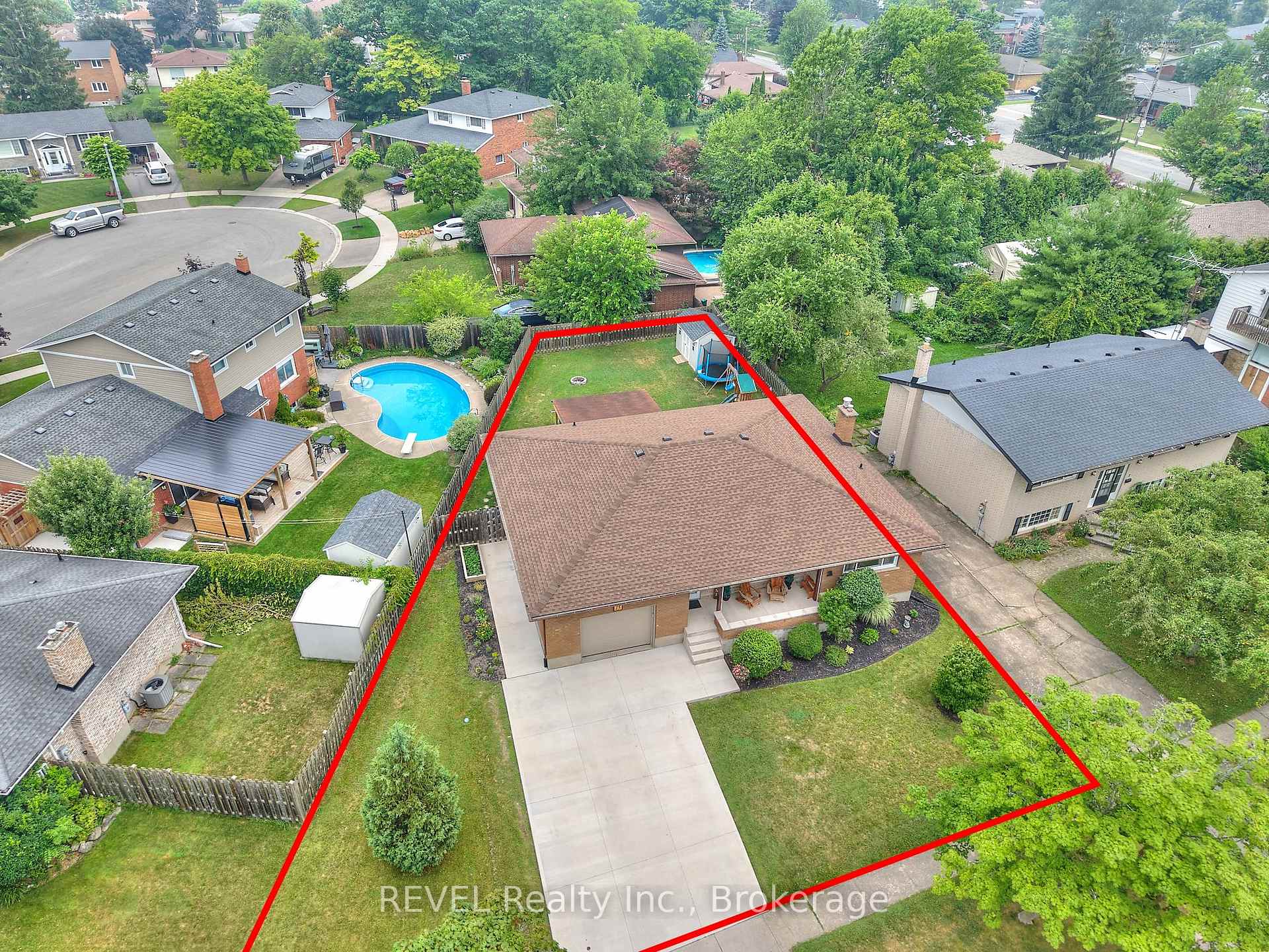 Photo 2 of 15 Wellbrook Boulevard, Welland, Prince Charles — HOMEH