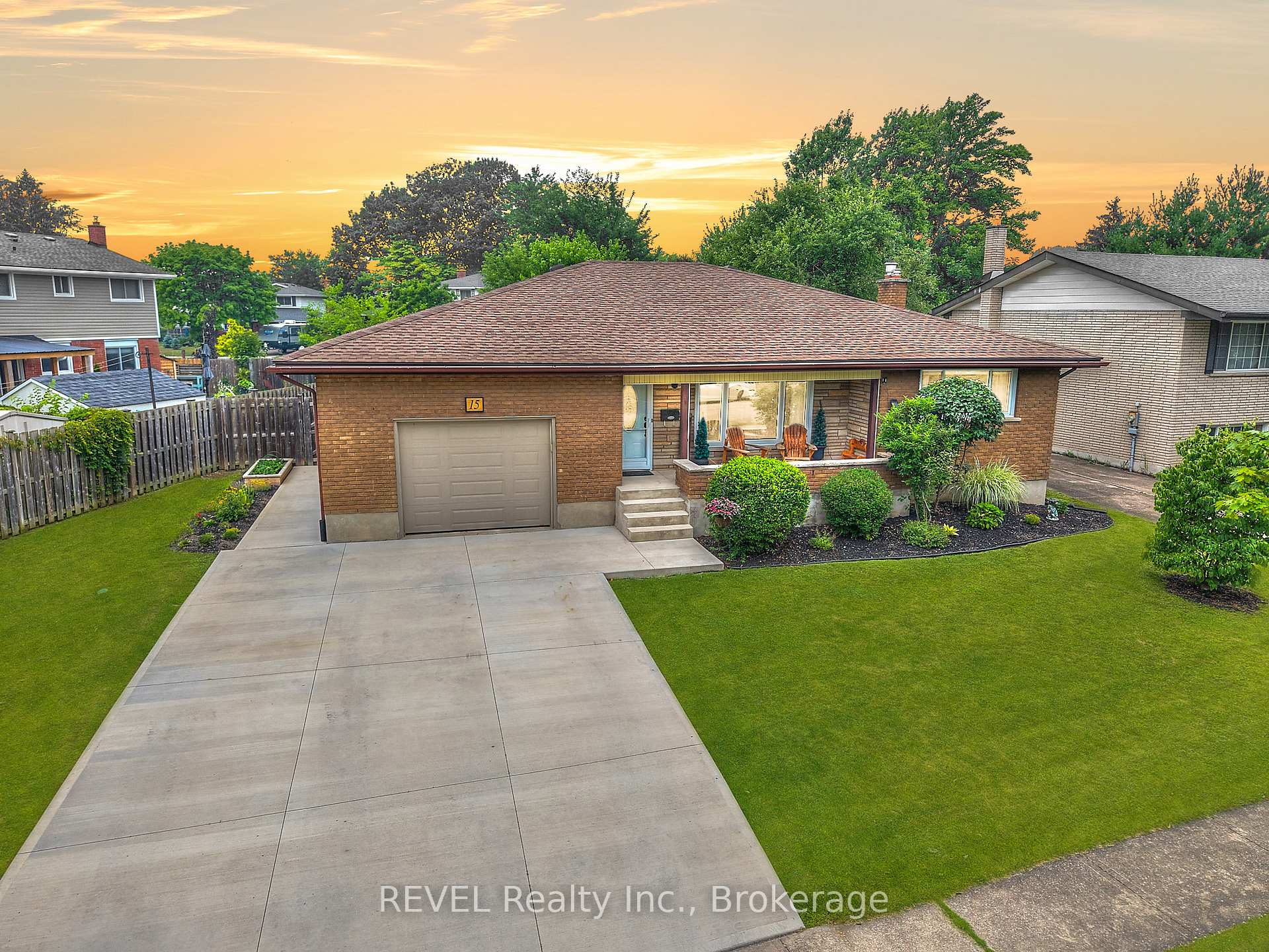 Photo 3 of 15 Wellbrook Boulevard, Welland, Prince Charles — HOMEH