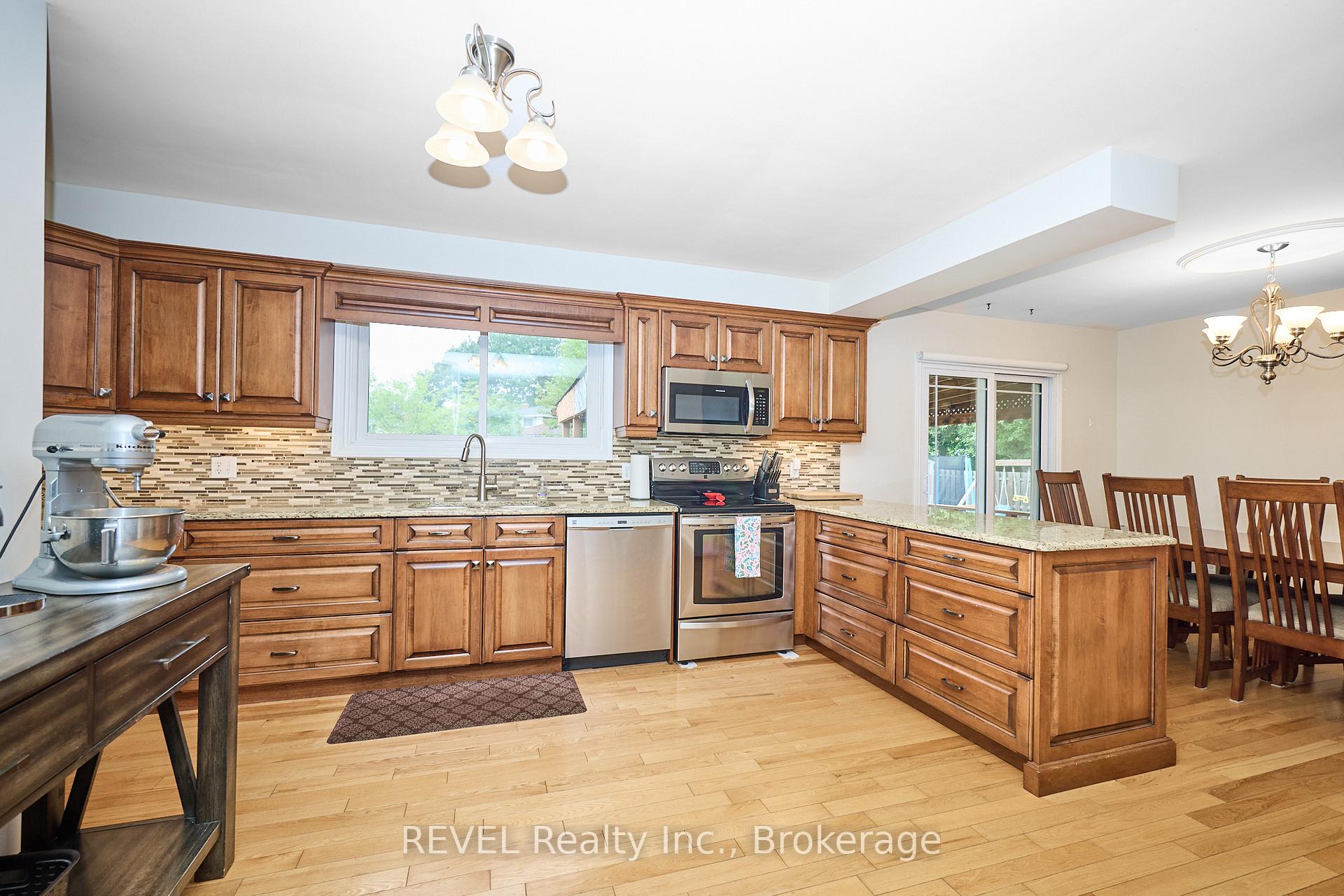 Photo 13 of 15 Wellbrook Boulevard, Welland, Prince Charles — HOMEH