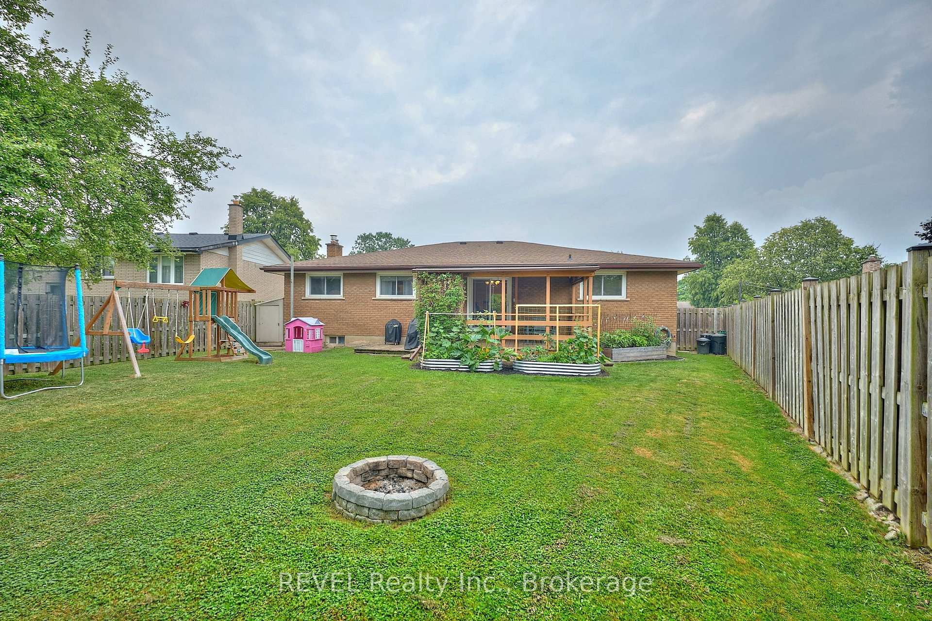 Photo 44 of 15 Wellbrook Boulevard, Welland, Prince Charles — HOMEH