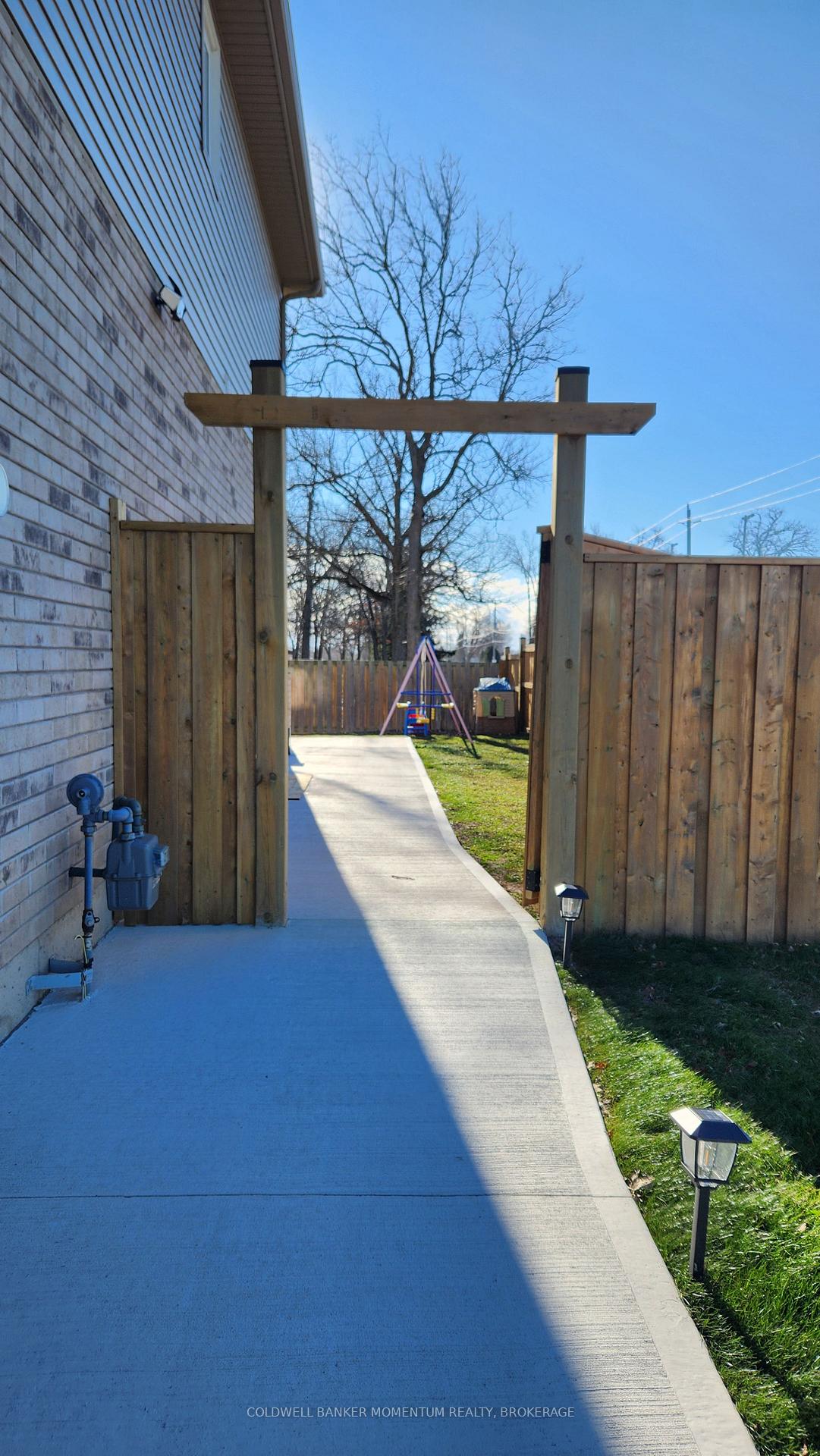 Photo 2 of 5 Laurent Avenue, Welland, Lincoln/Crowland — HOMEH